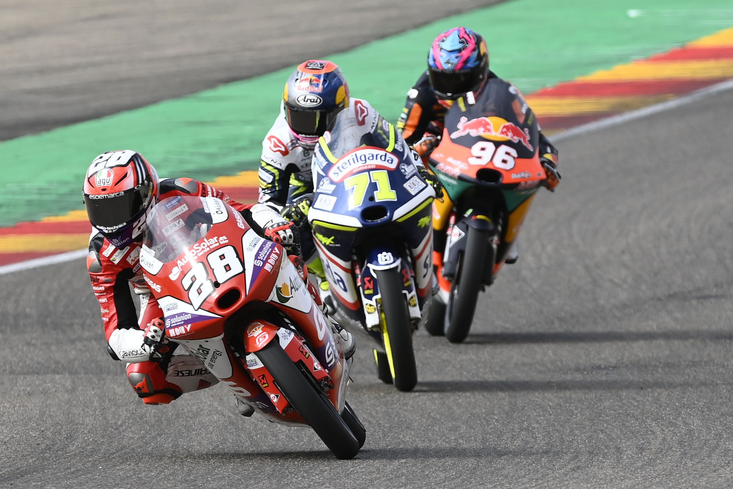 Izan Guevara seguido por Ayumu Sasaki y Dani Holgado, Moto3 Aragón 2022