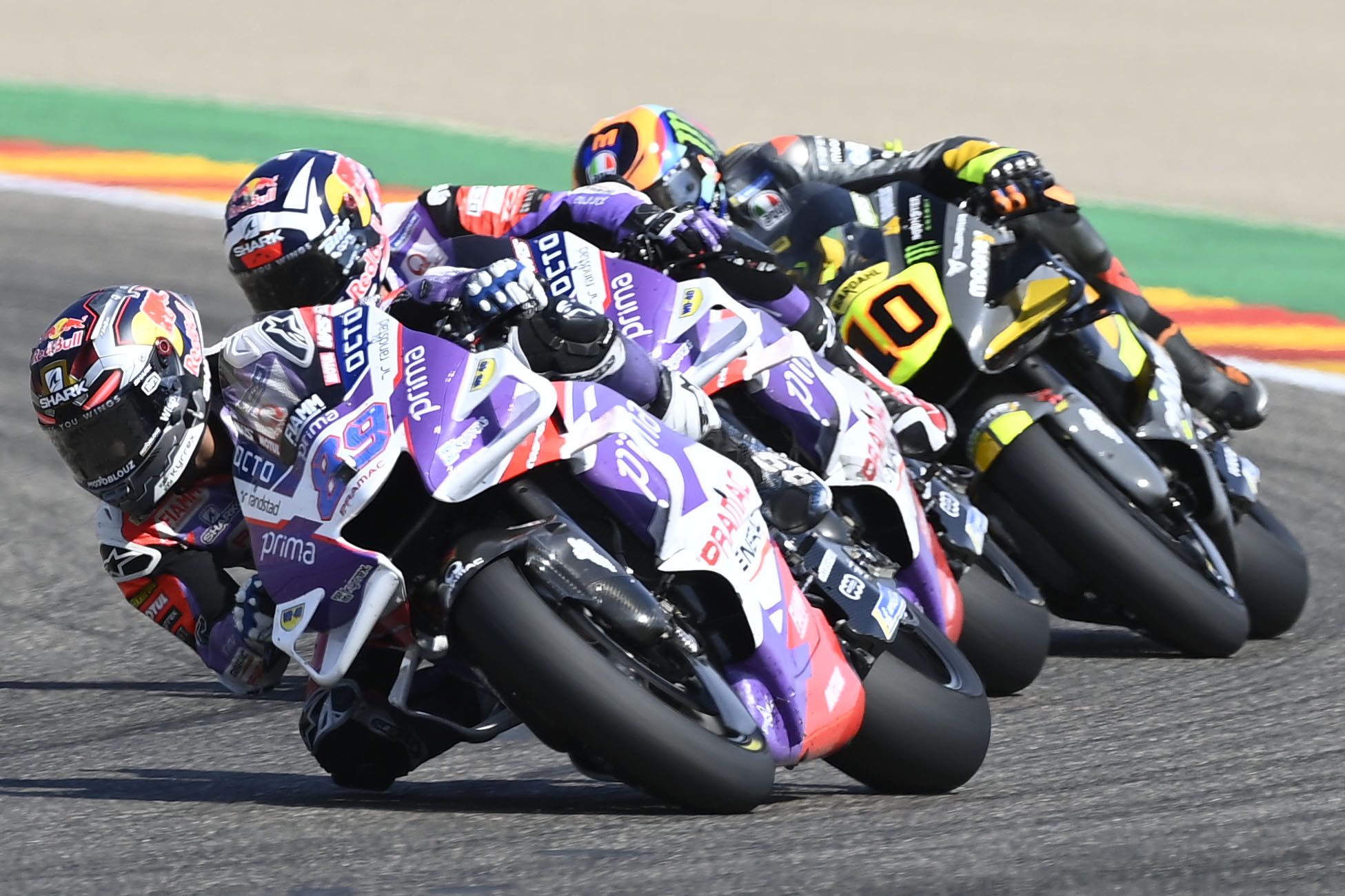 Jorge Martín seguido por Johann Zarco y Luca Marini, MotoGP Aragón 2022