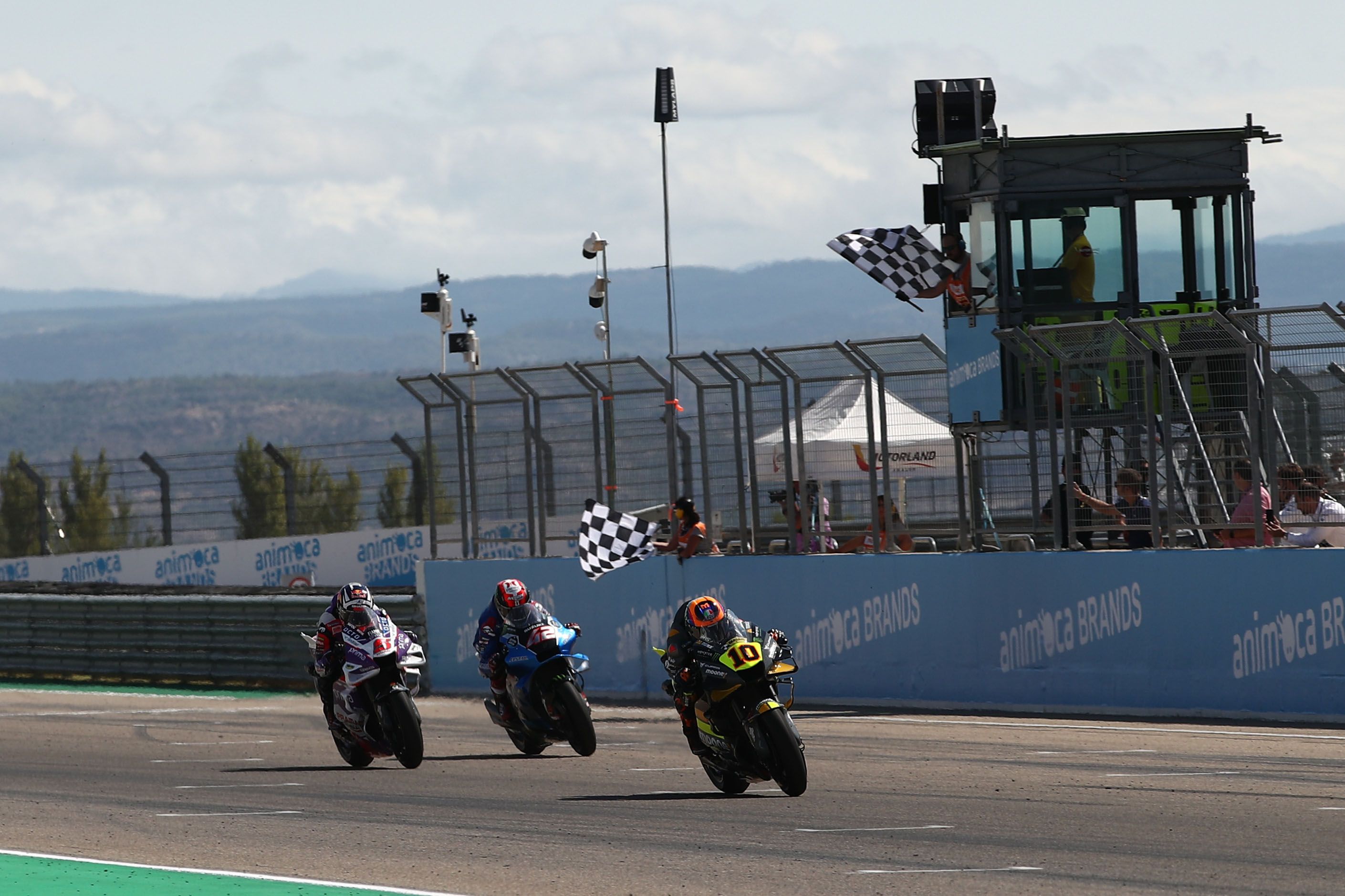Luca Marini entra en meta delante de Johann Zarco y Álex Rins, MotoGP Aragón 2022