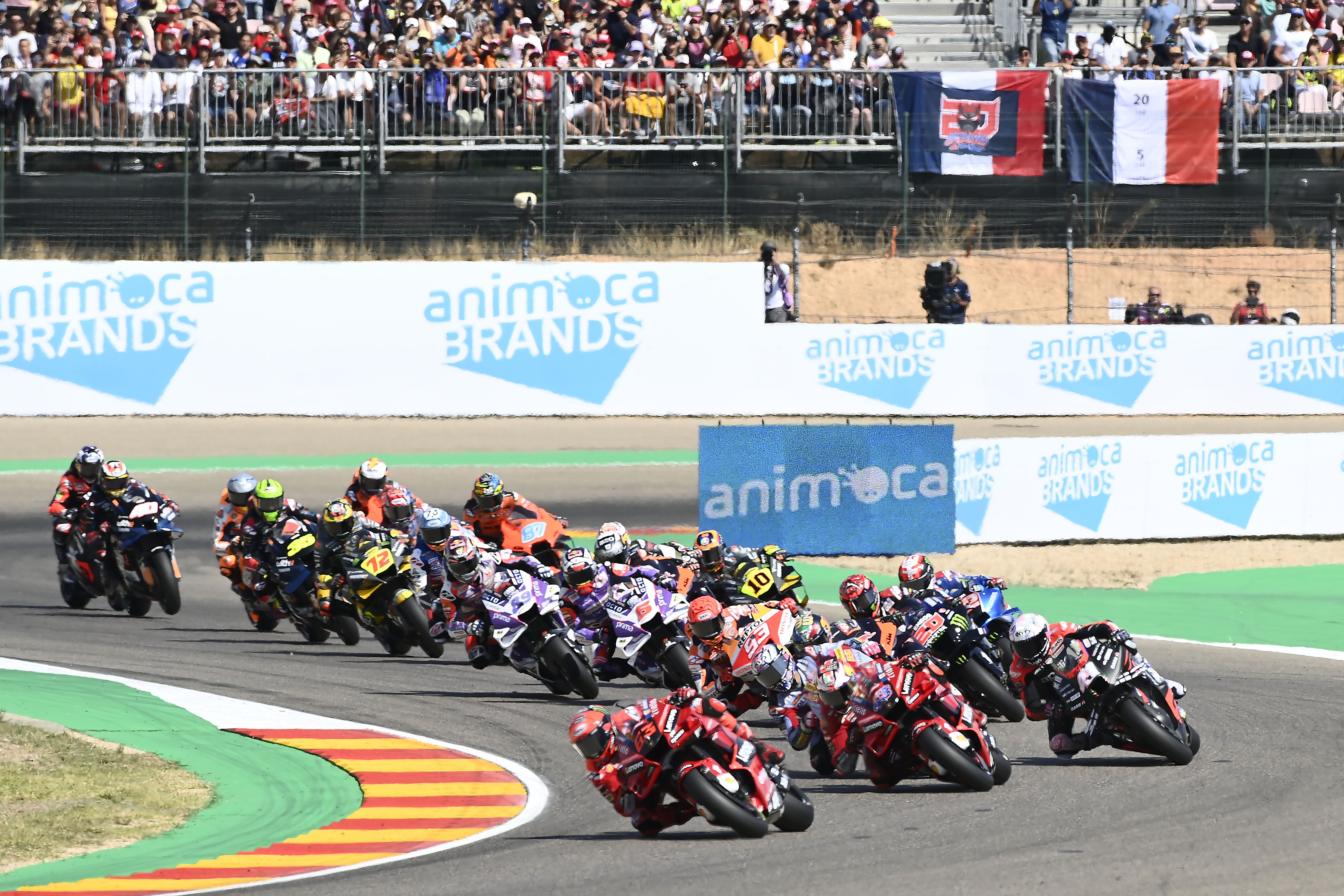 Pecco Bagnaia lidera en la salida ante Jack Miller, MotoGP Aragón 2022