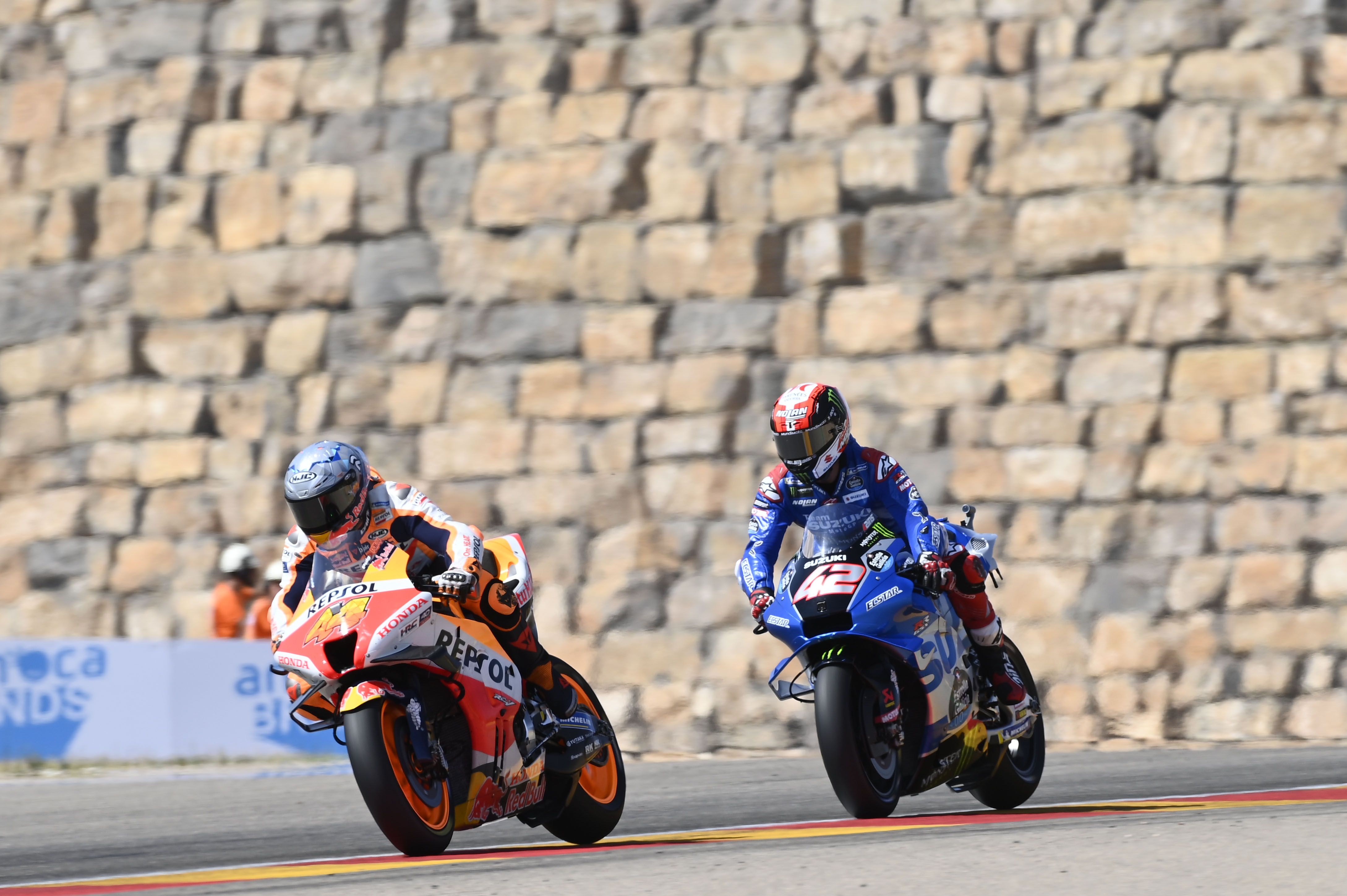 Pol Espargaró seguido por Álex Rins, MotoGP Aragón 2022