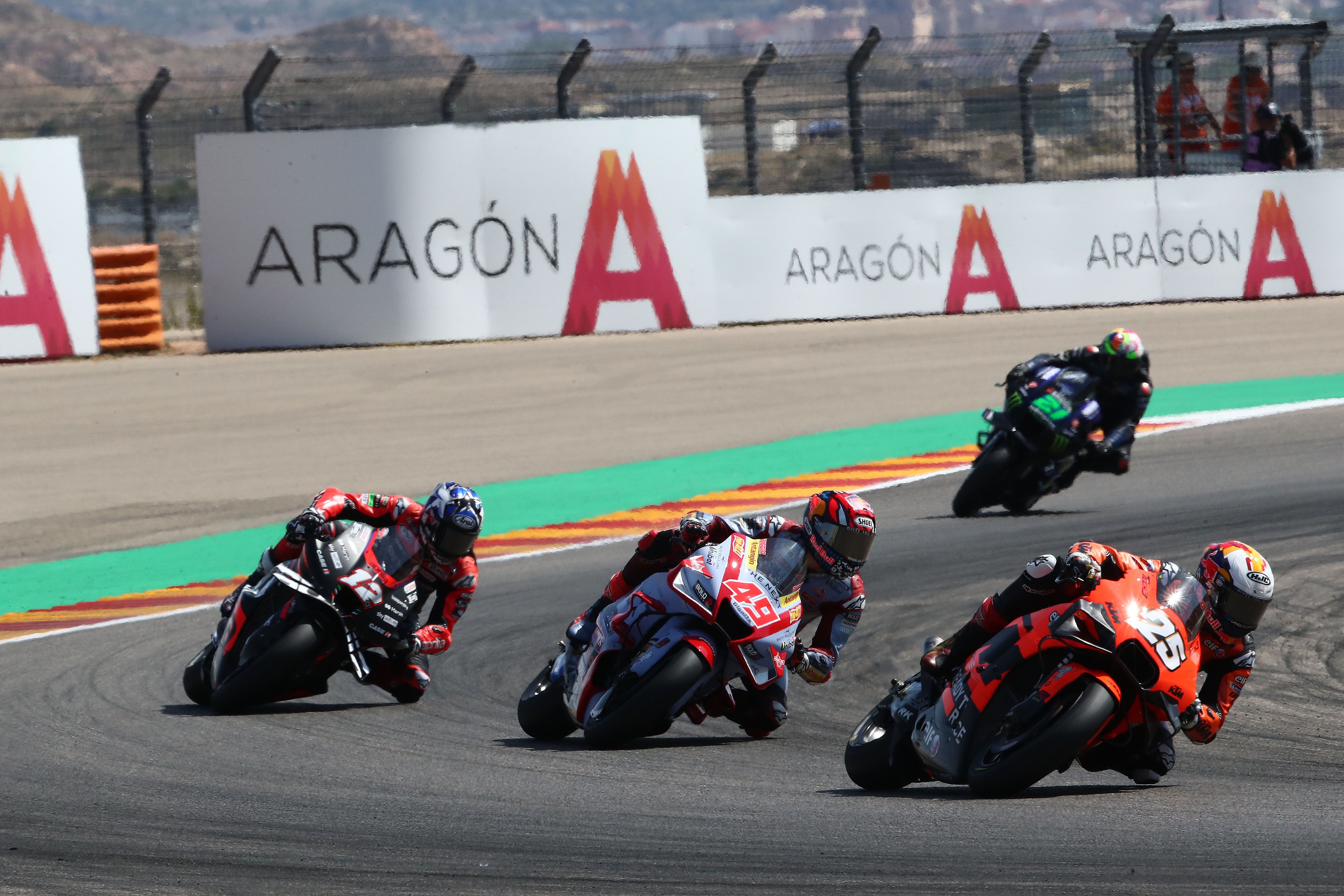 Raúl Fernández seguido por Fabio Di Giannantonio y Maverick Viñales, MotoGP Aragón 2022