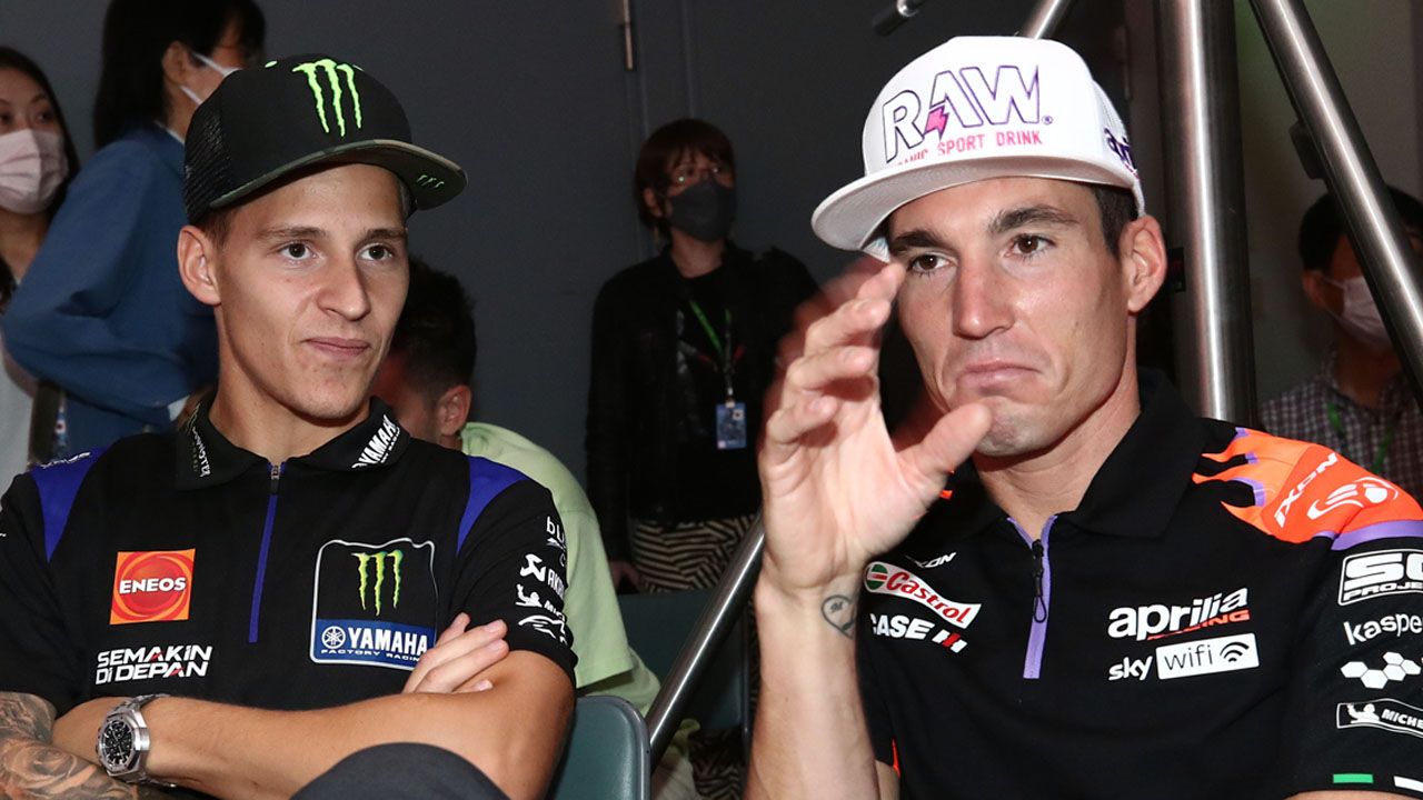 Fabio Quartararo y Aleix Espargaró charlan antes de la rueda de prensa del GP de Japón.