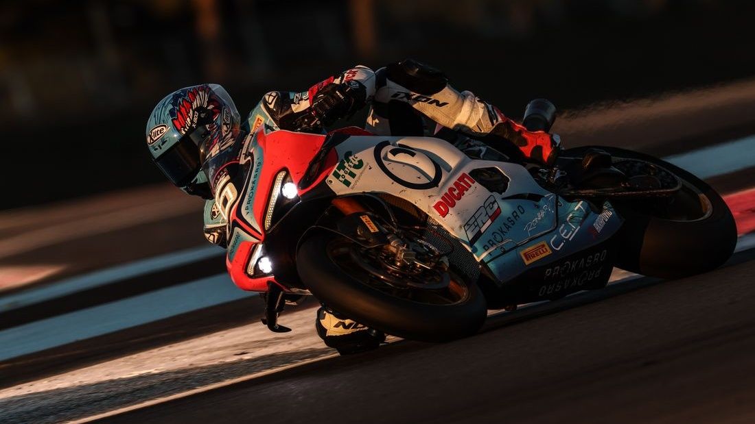David Checa haciendo un relevo nocturno para el ERC Ducati en el Bol d'Or