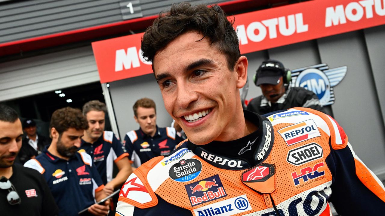 Marc Márquez celebra la pole en el GP de Japón en el parque cerrado de Motegi.
