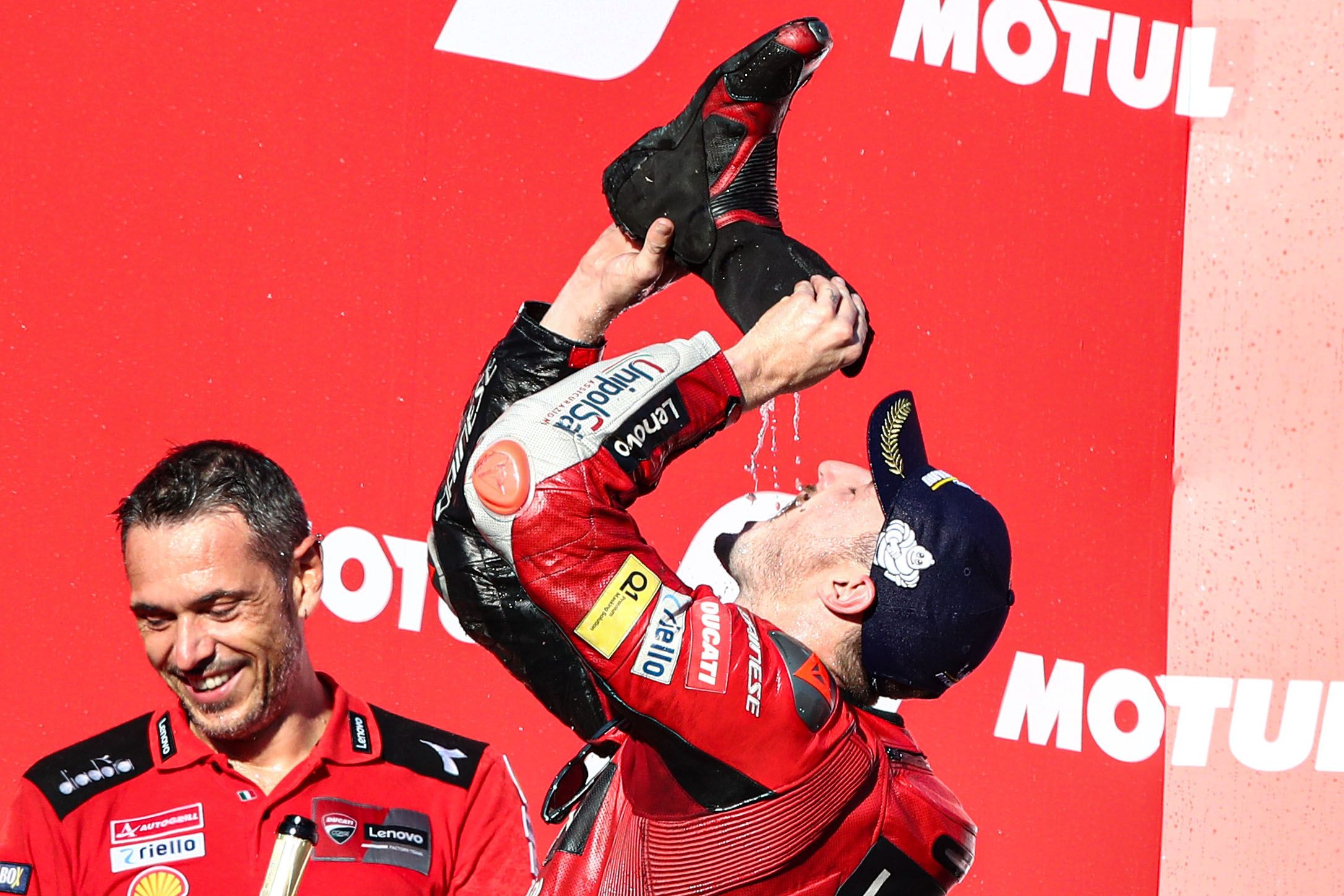 Jack Miller celebra su victoria en el podio de Motegi con su tradicional 'shoey'.