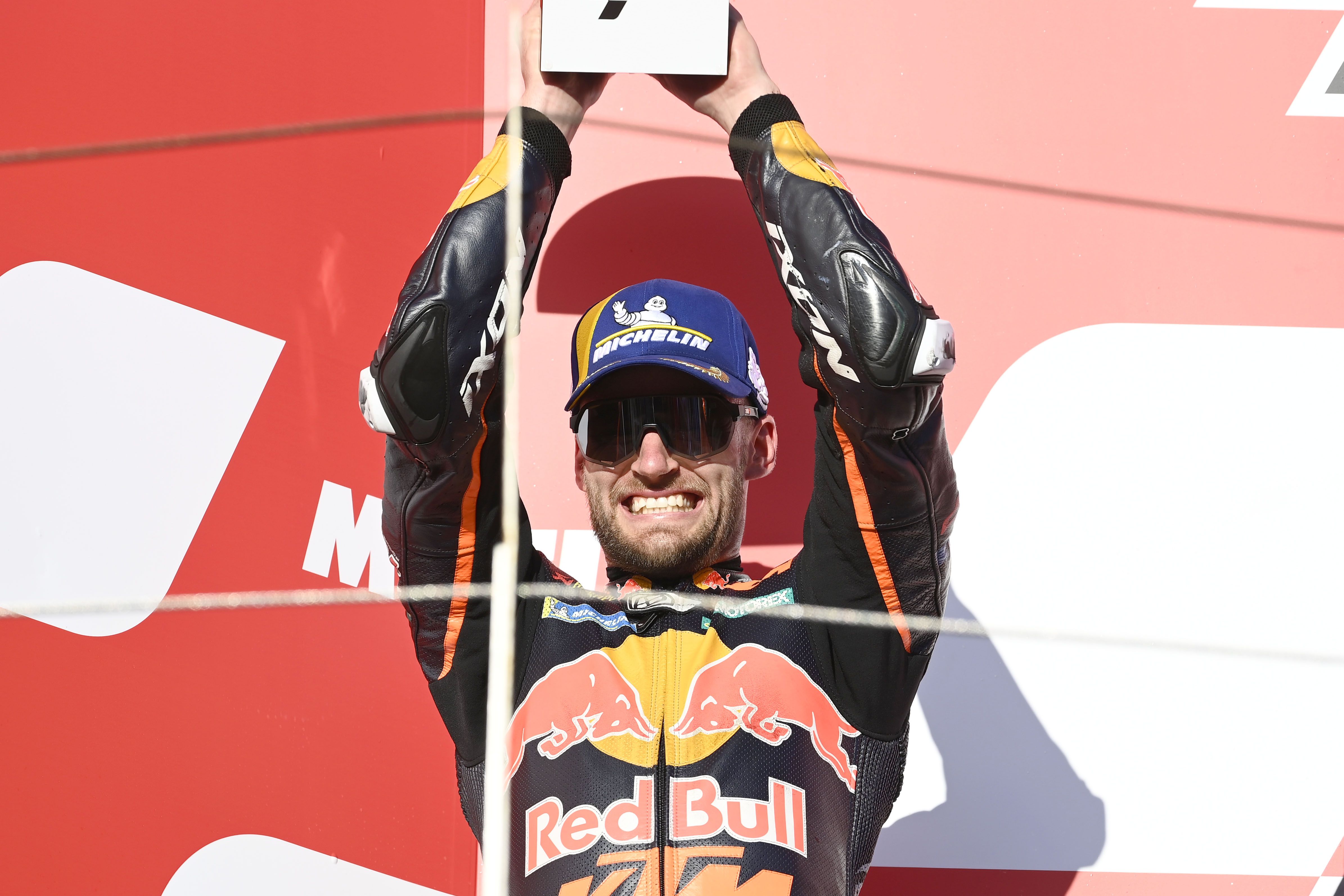 Brad Binder celebra el segundo podio del año en Motegi.