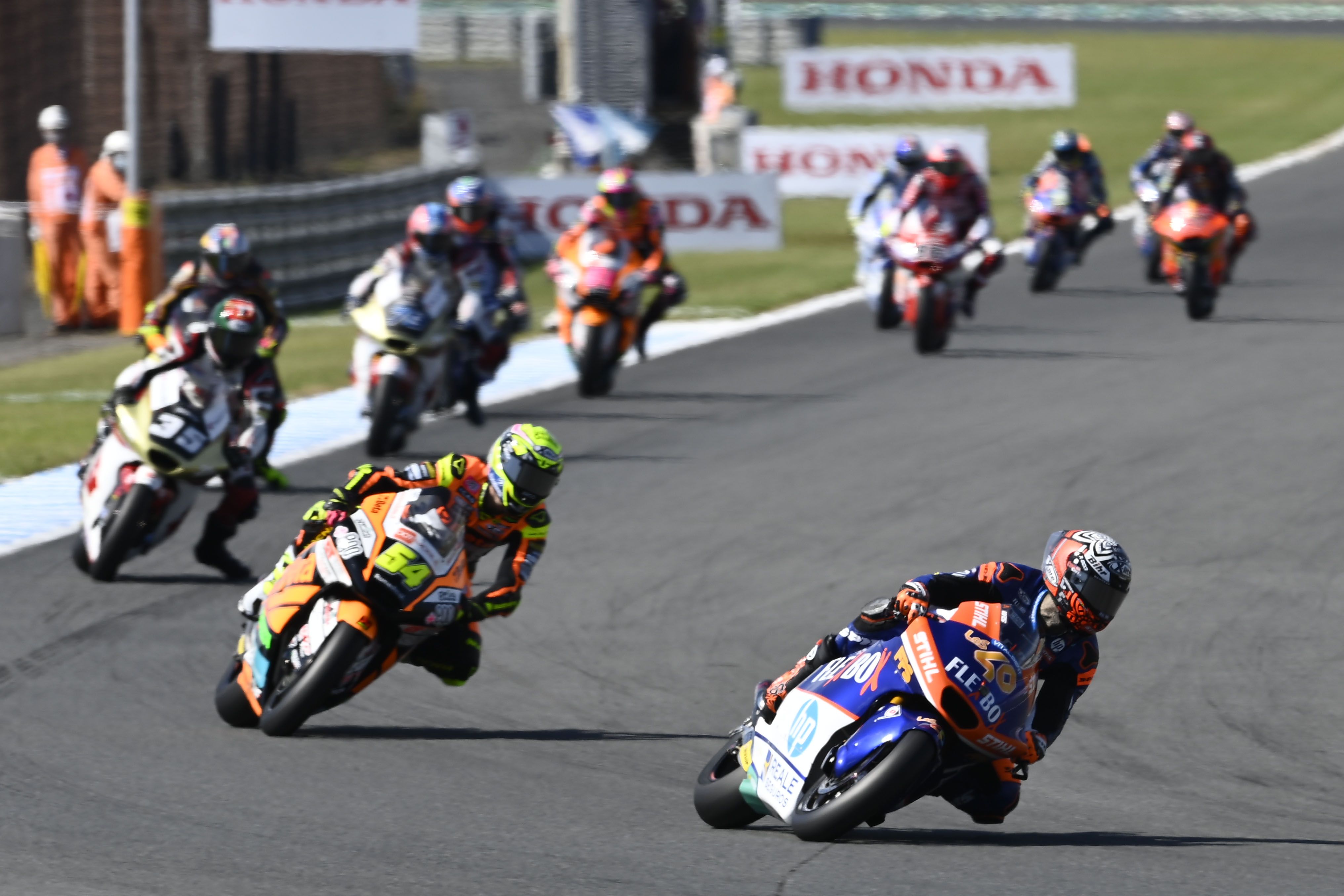 Arón Canet lidera delante de Fermín Aldeguer y Somkiat Chantra, Moto2 Japón 2022