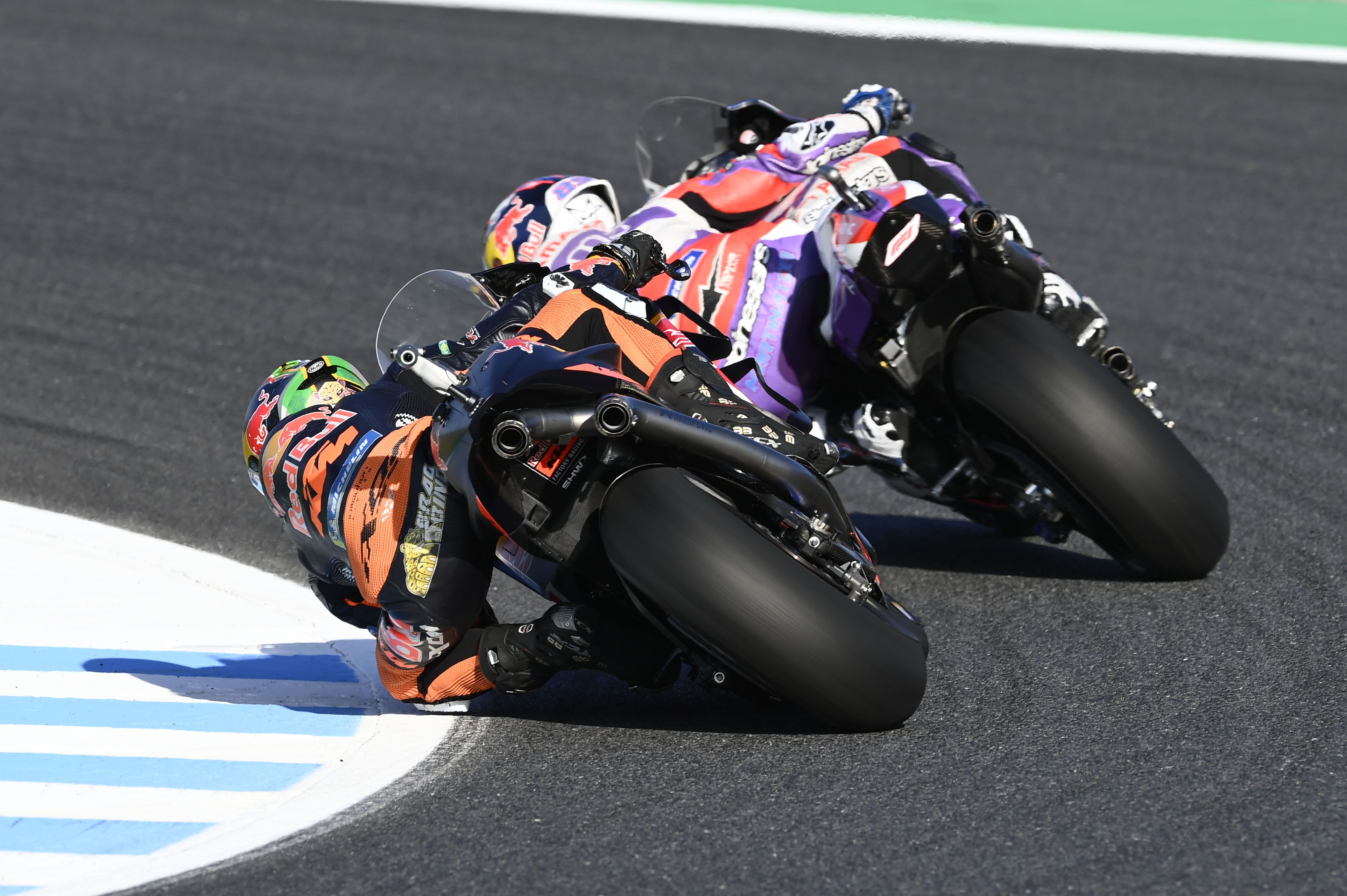 Brad Binder busca el hueco para pasar a Jorge Martín, MotoGP Japón 2022