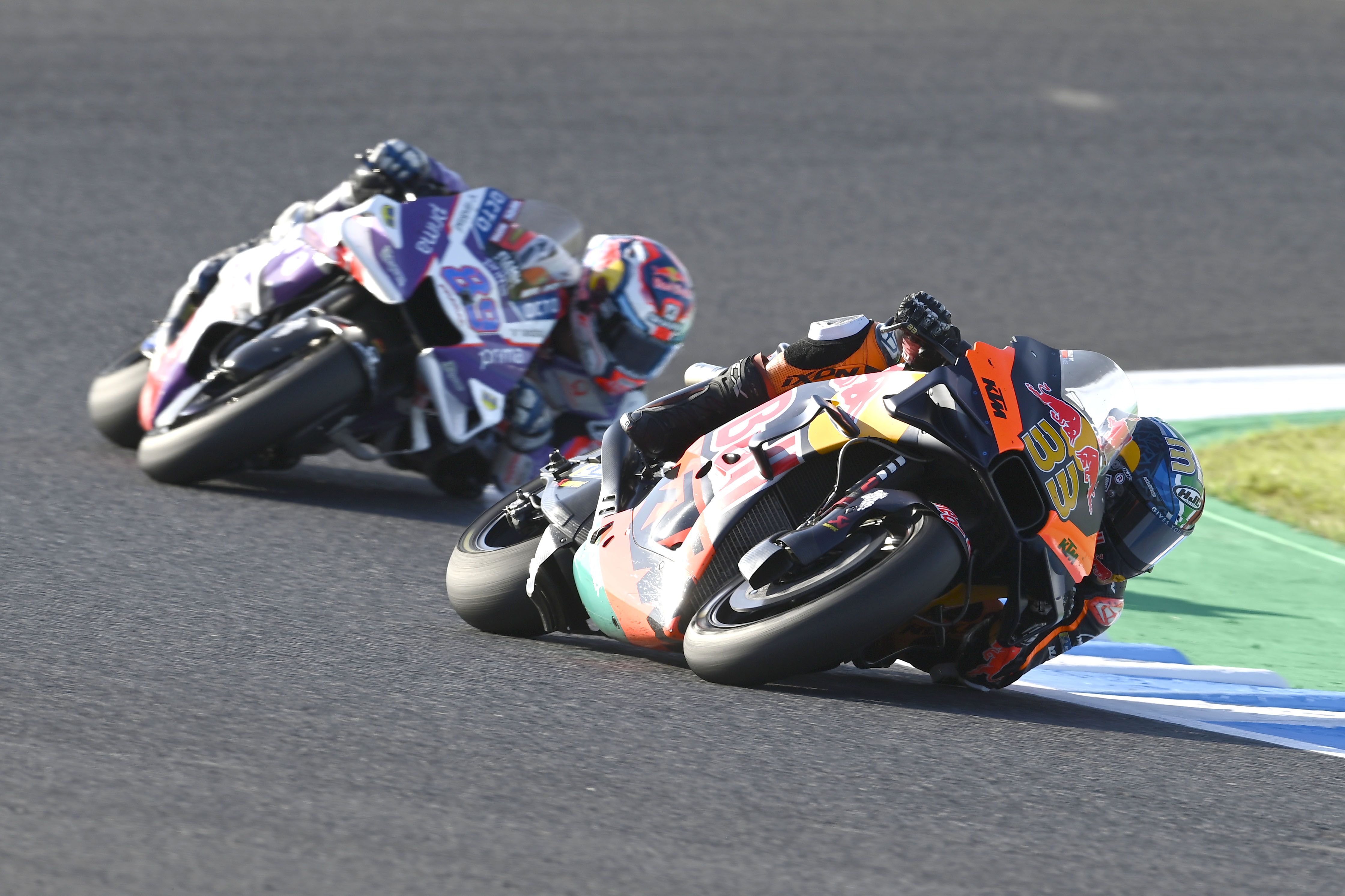 Brad Binder por delante de Jorge Martín, MotoGP Japón 2022