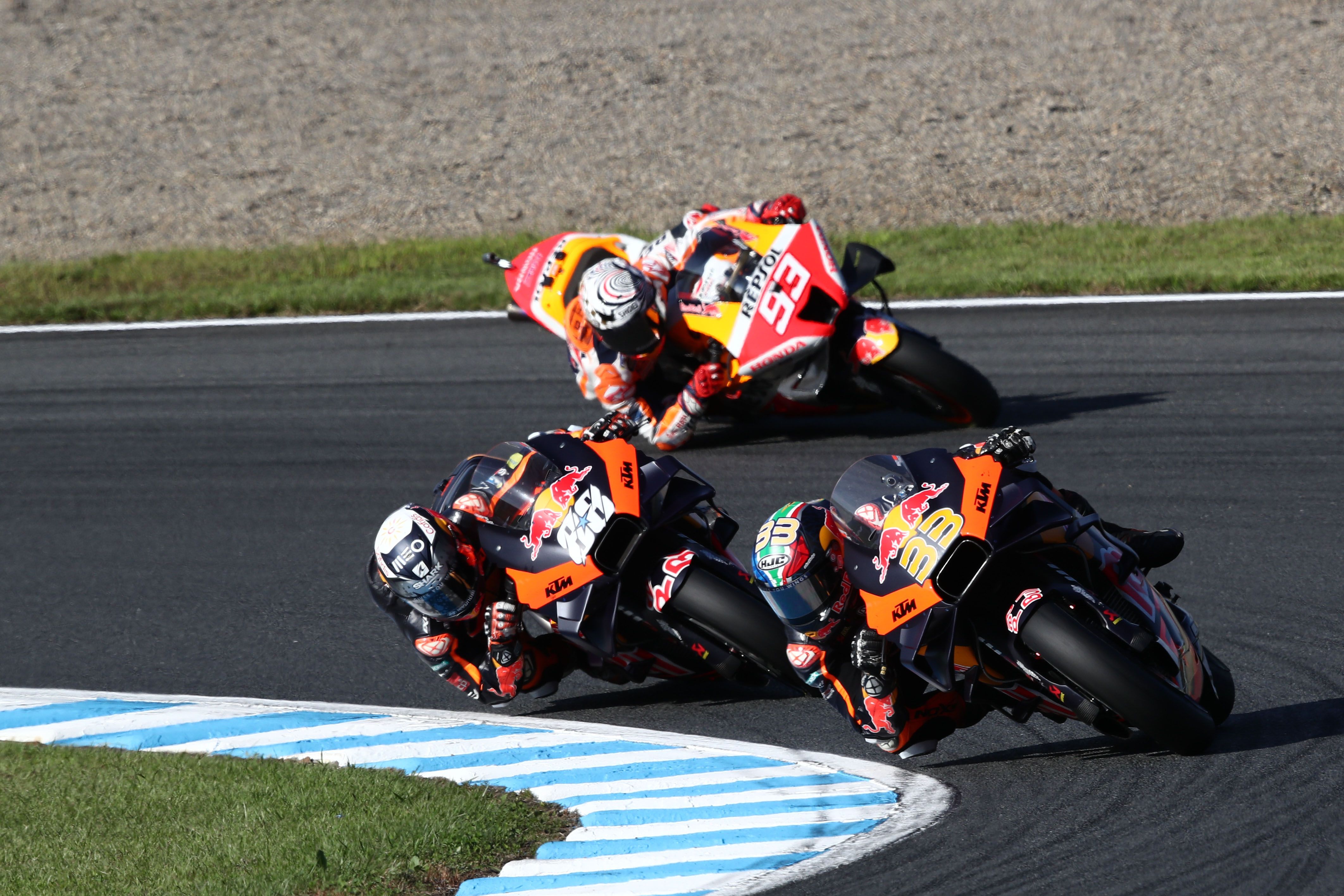 Brad Binder seguido por Miguel Oliveira mientras Marc Márquez se cuela, MotoGP Japón 2022