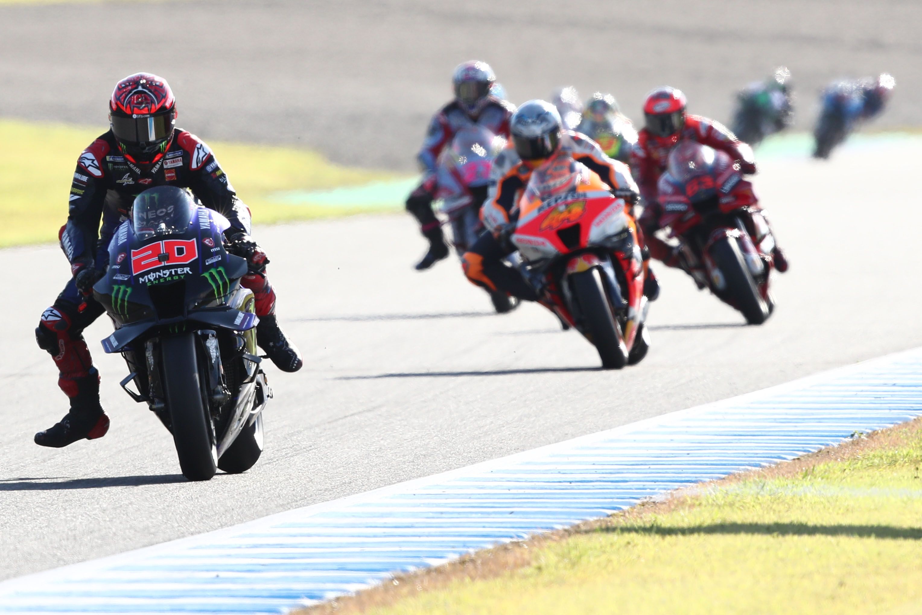 Fabio Quartararo seguido por Pol Espargaró, Pecco Bagnaia y Enea Bastianini, MotoGP Japón 2022