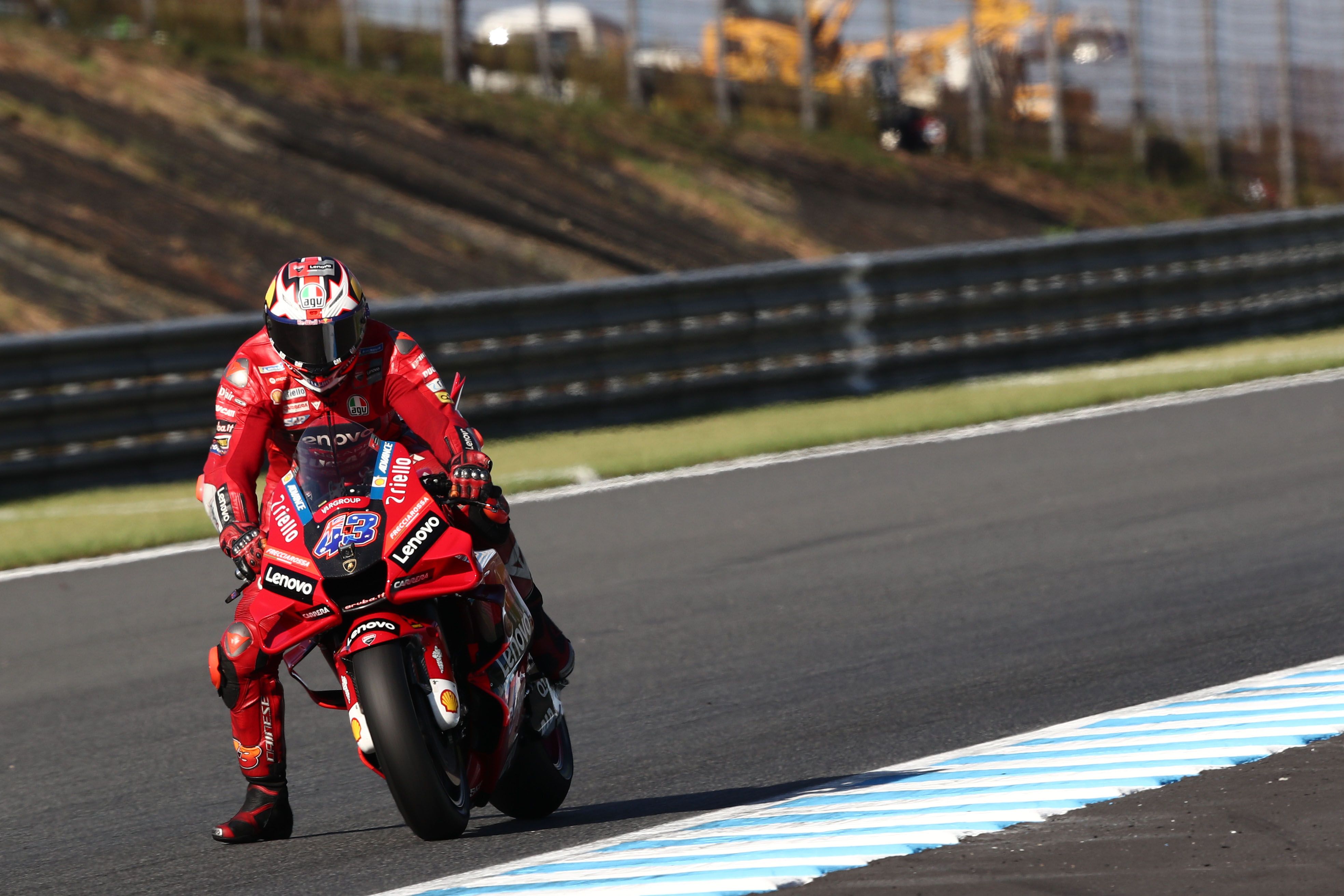 Jack Miller apura una frenada totalmente en solitario, MotoGP Japón 2022