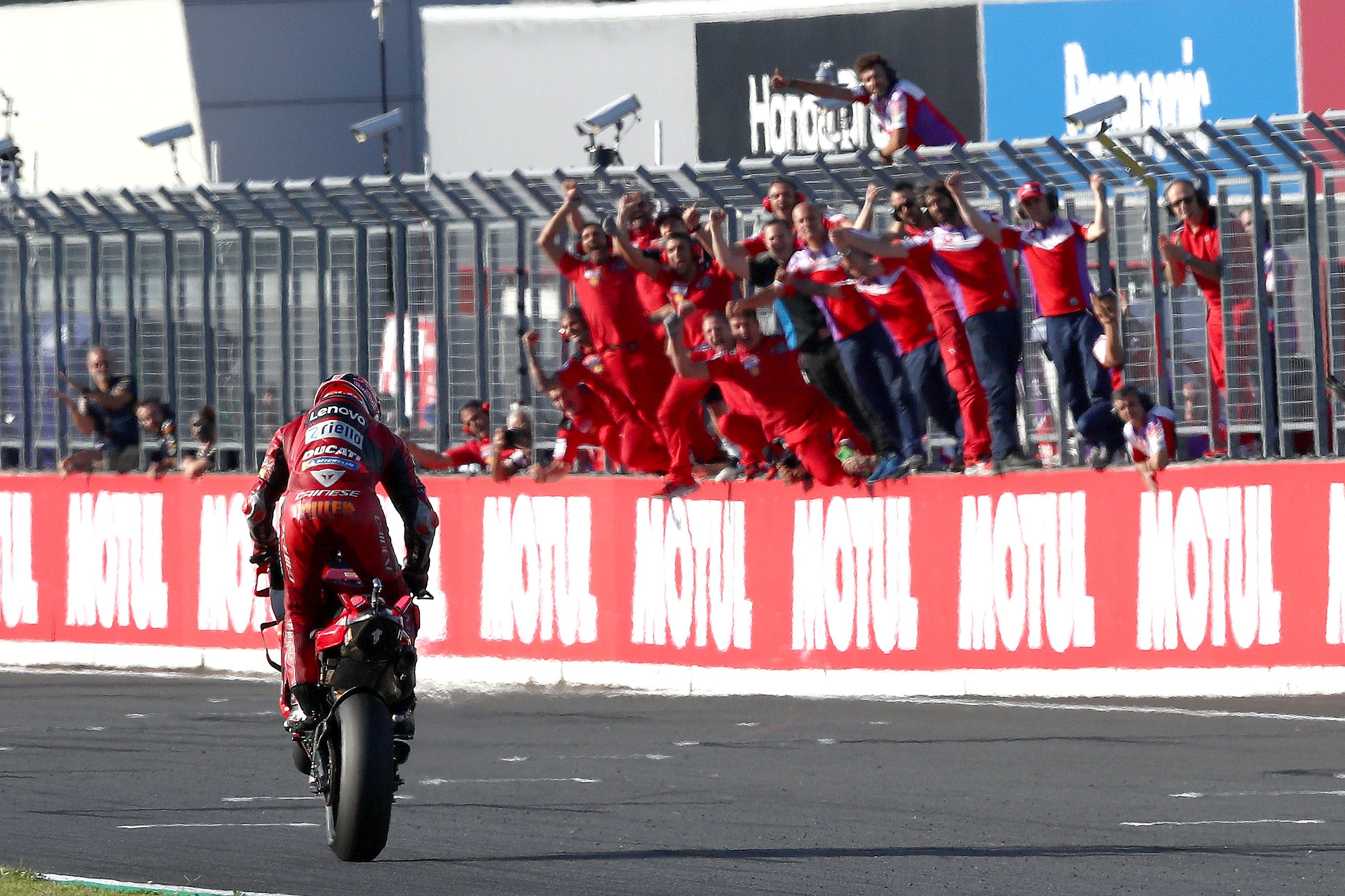 Jack Miller entra en meta victorioso ante la alegría de Ducati, MotoGP Japón 2022