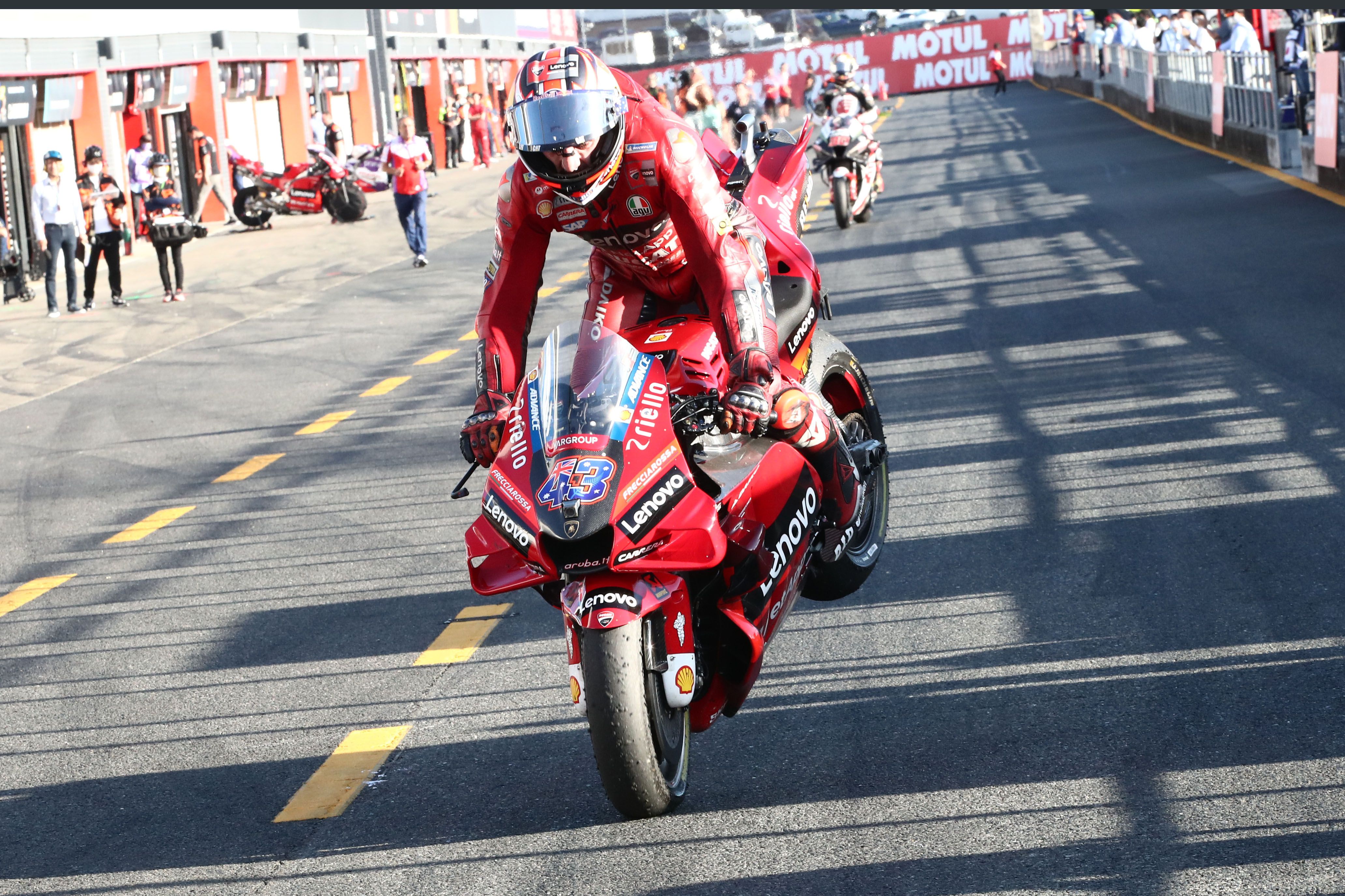 Jack Miller festeja el triunfo con un invertido, MotoGP Japón 2022