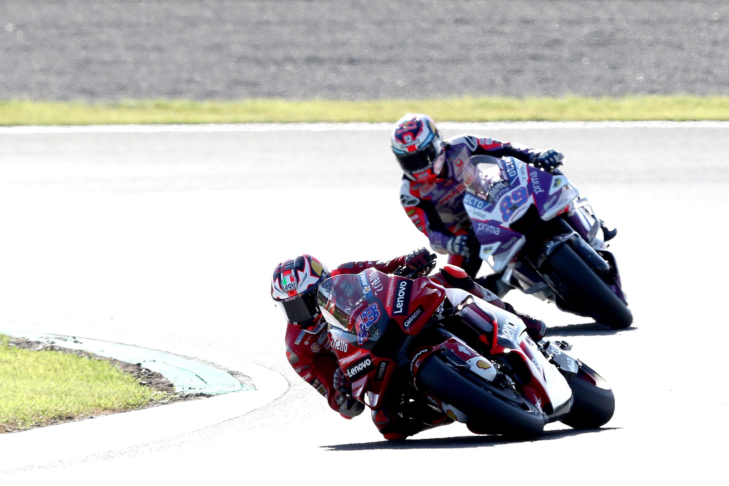 Jack Miller seguido de cerca por Jorge Martín, MotoGP Japón 2022