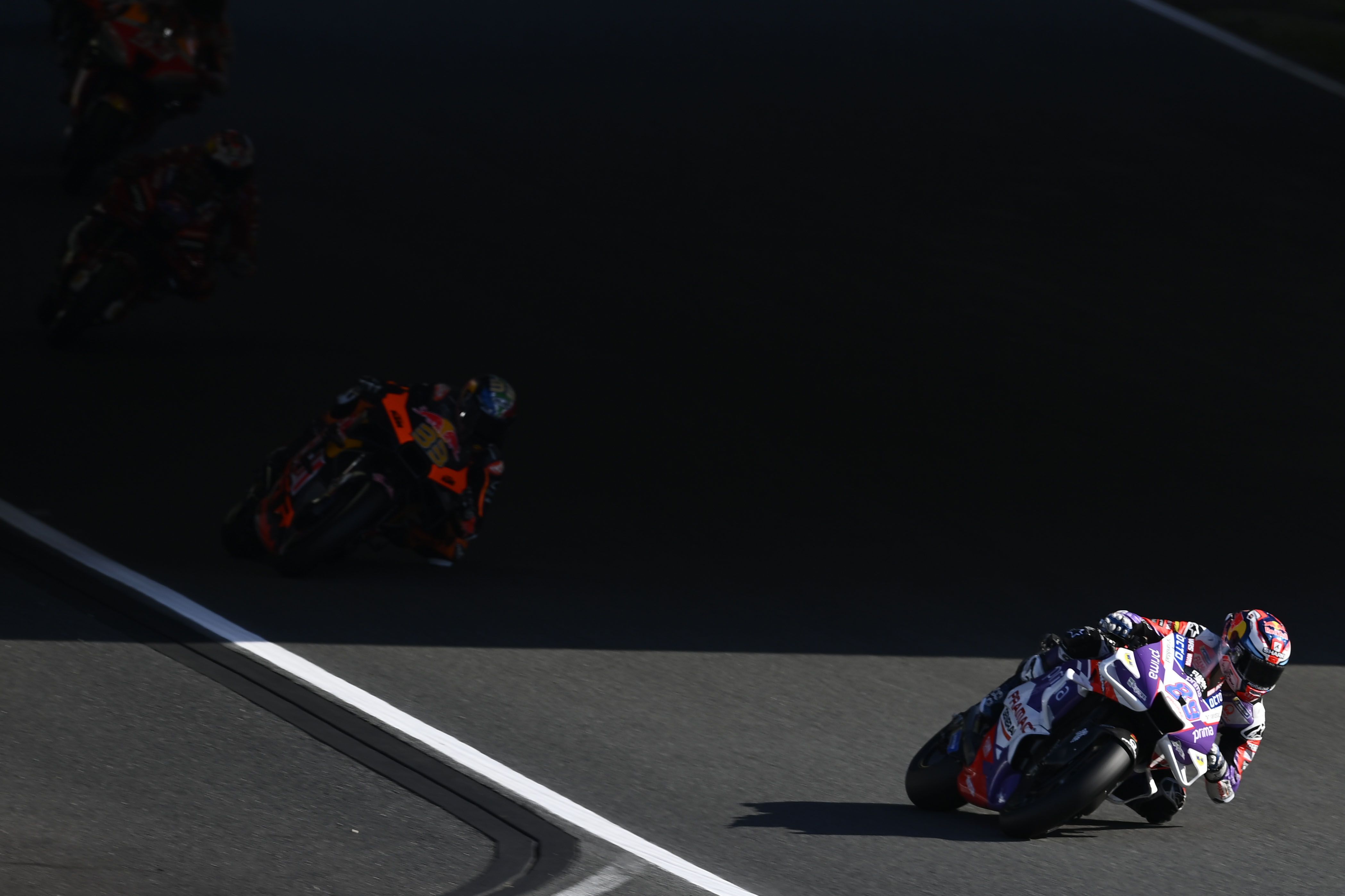 Jorge Martín seguido en la sombra por Brad Binder, MotoGP Japón 2022