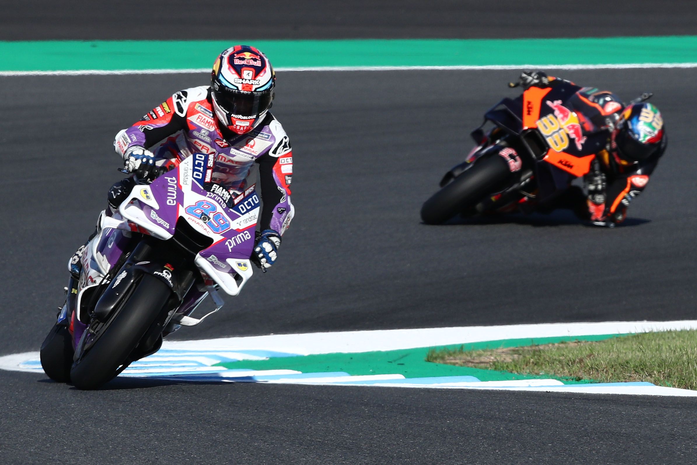 Jorge Martín traza la chicane con Brad Binder detrás, MotoGP Japón 2022