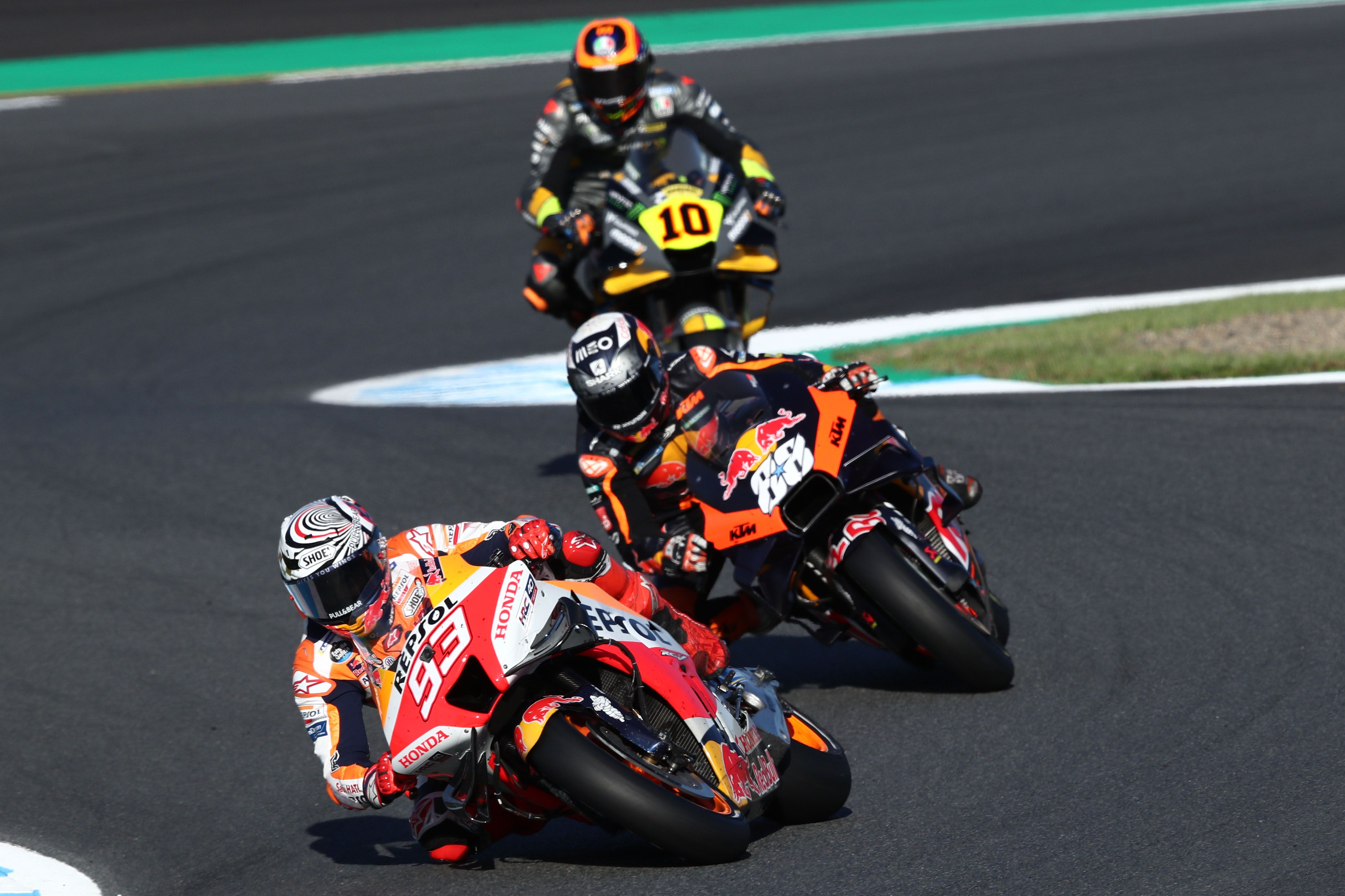 Marc Márquez se defiende de Miguel Oliveira y Luca Marini, MotoGP Japón 2022