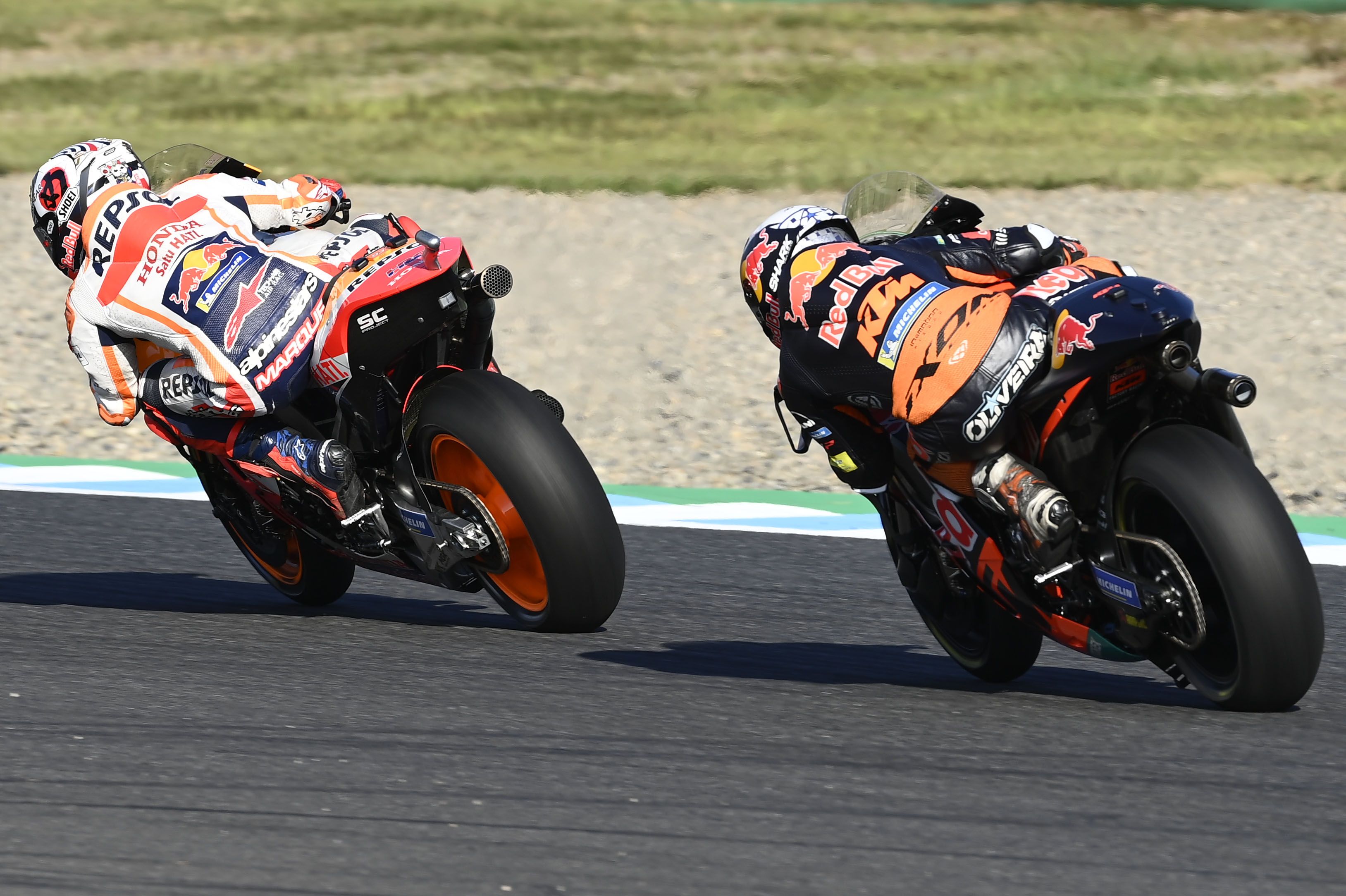 Marc Márquez seguido por Miguel Oliveira, MotoGP Japón 2022