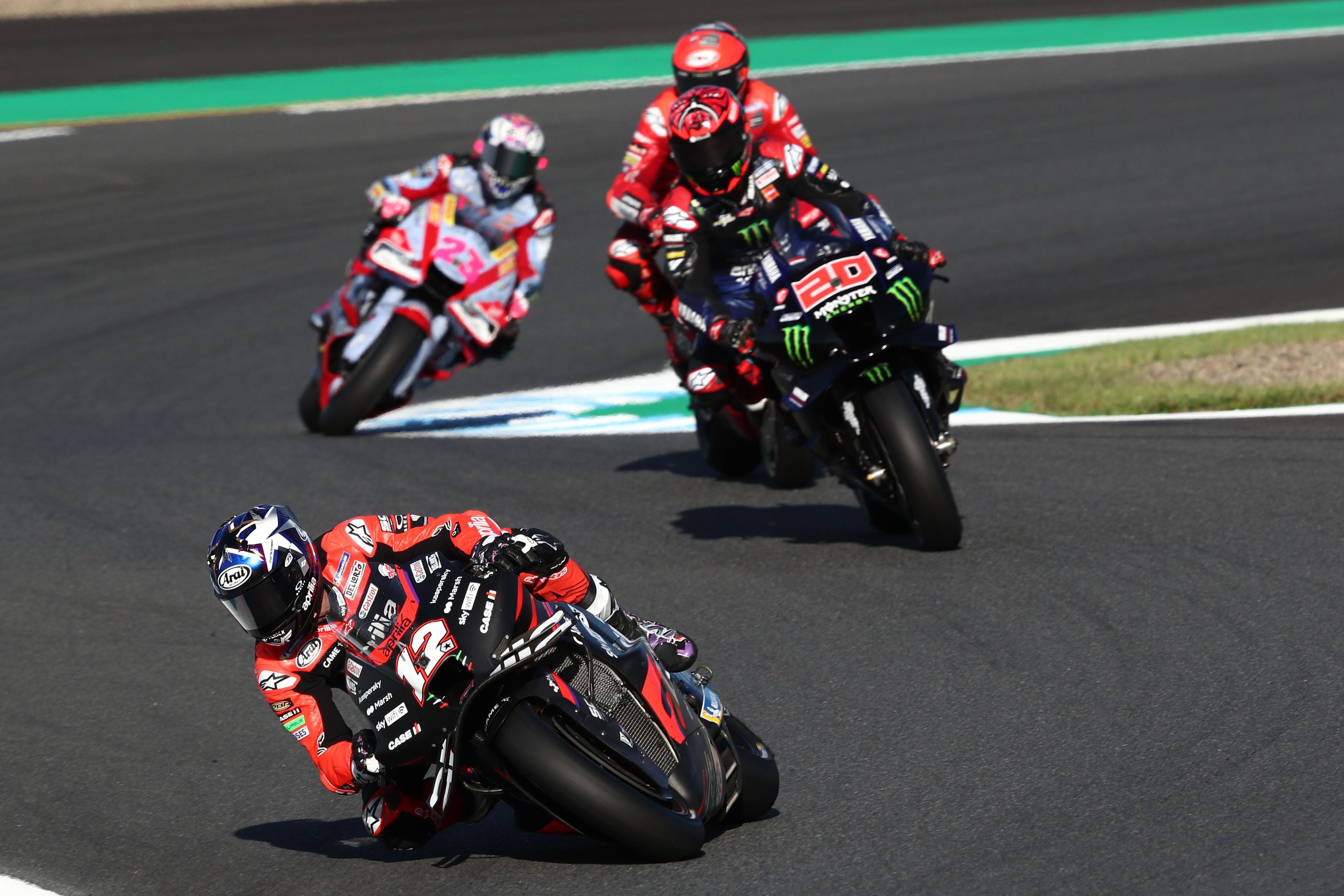 Maverick Viñales delante de Fabio Quartararo, Pecco Bagnaia y Enea Bastianini, MotoGP Japón 2022