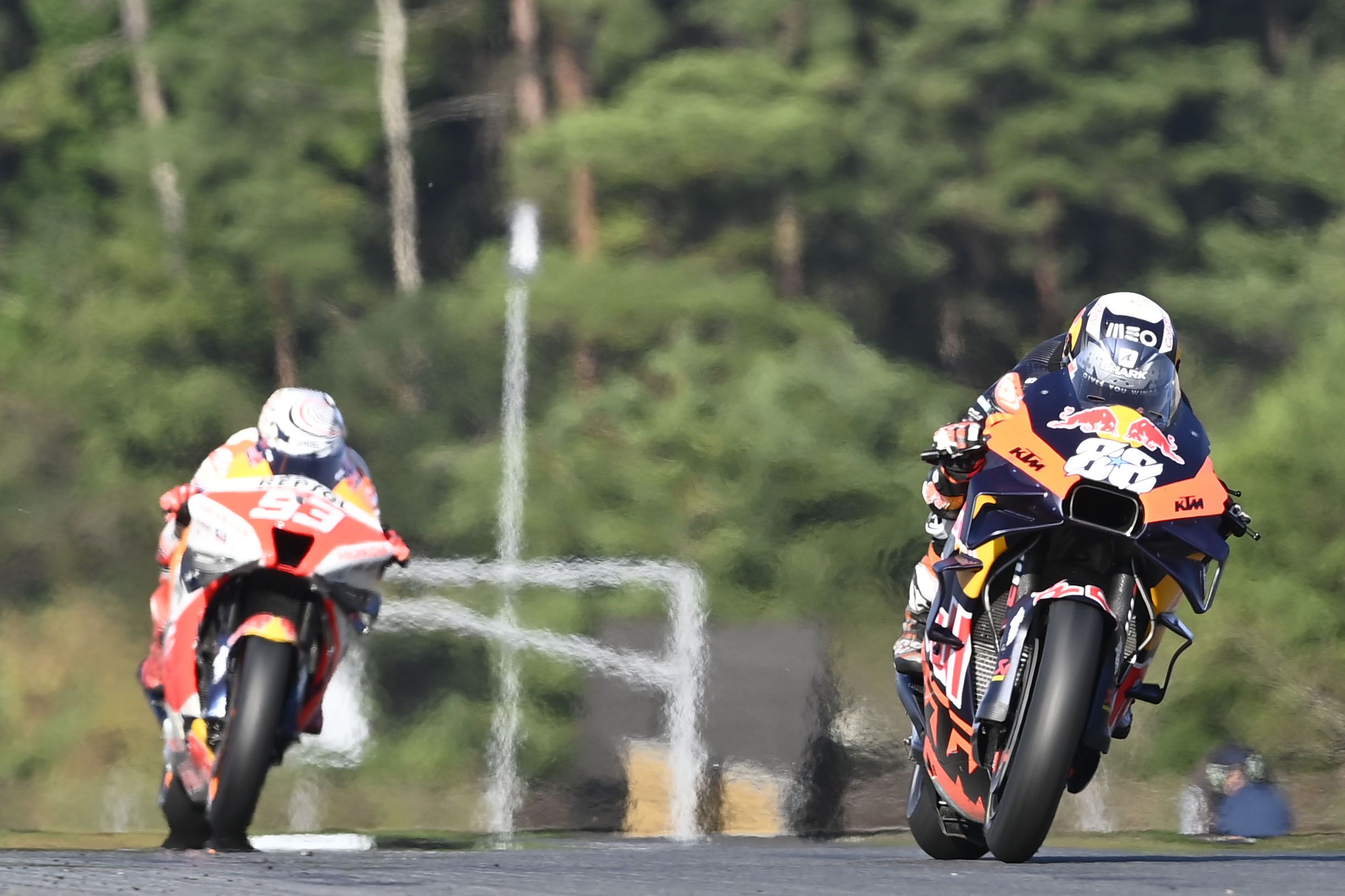 Miguel Oliveira perseguido por Marc Márquez, MotoGP Japón 2022