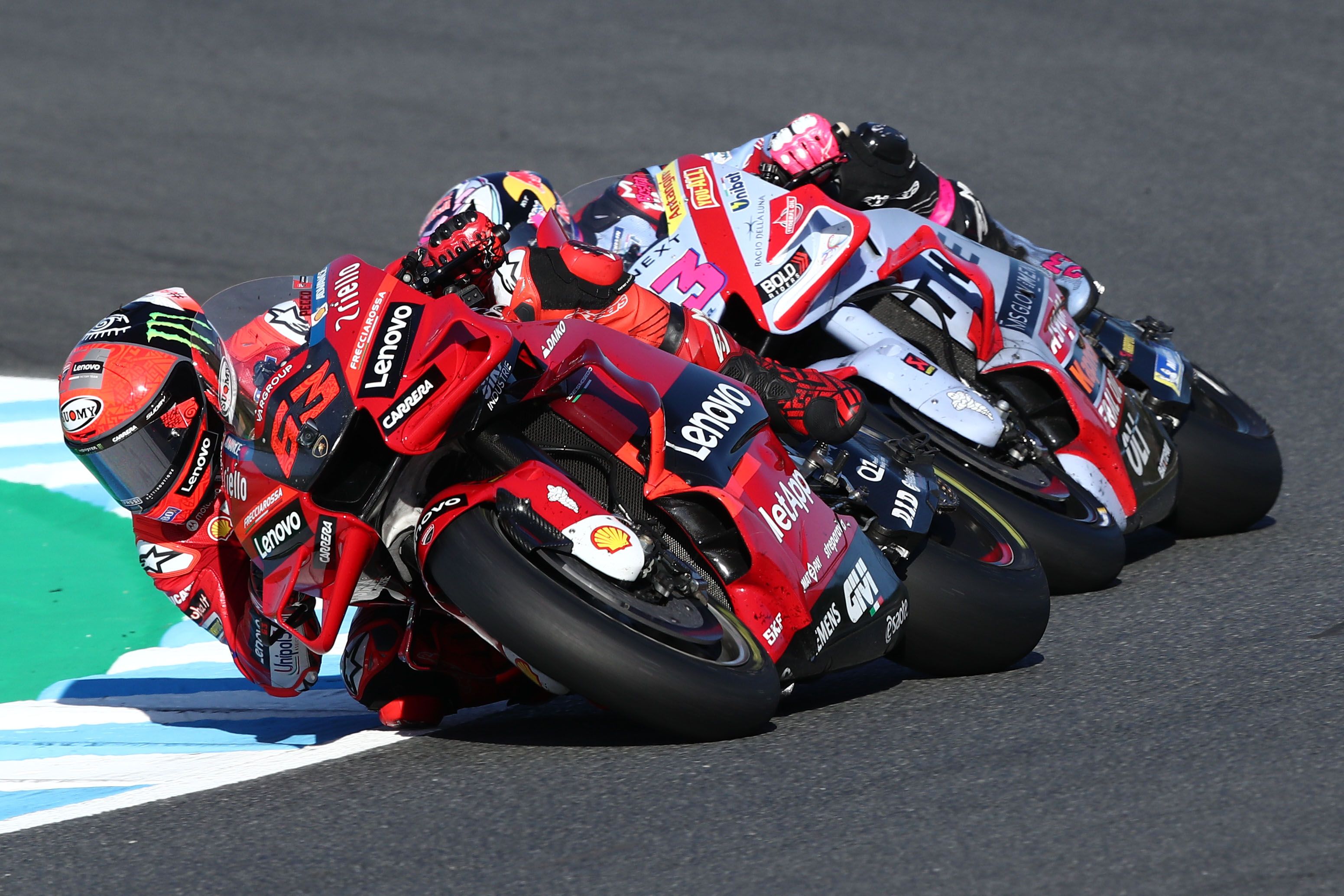 Pecco Bagnaia con Enea Bastianini pegado, MotoGP Japón 2022