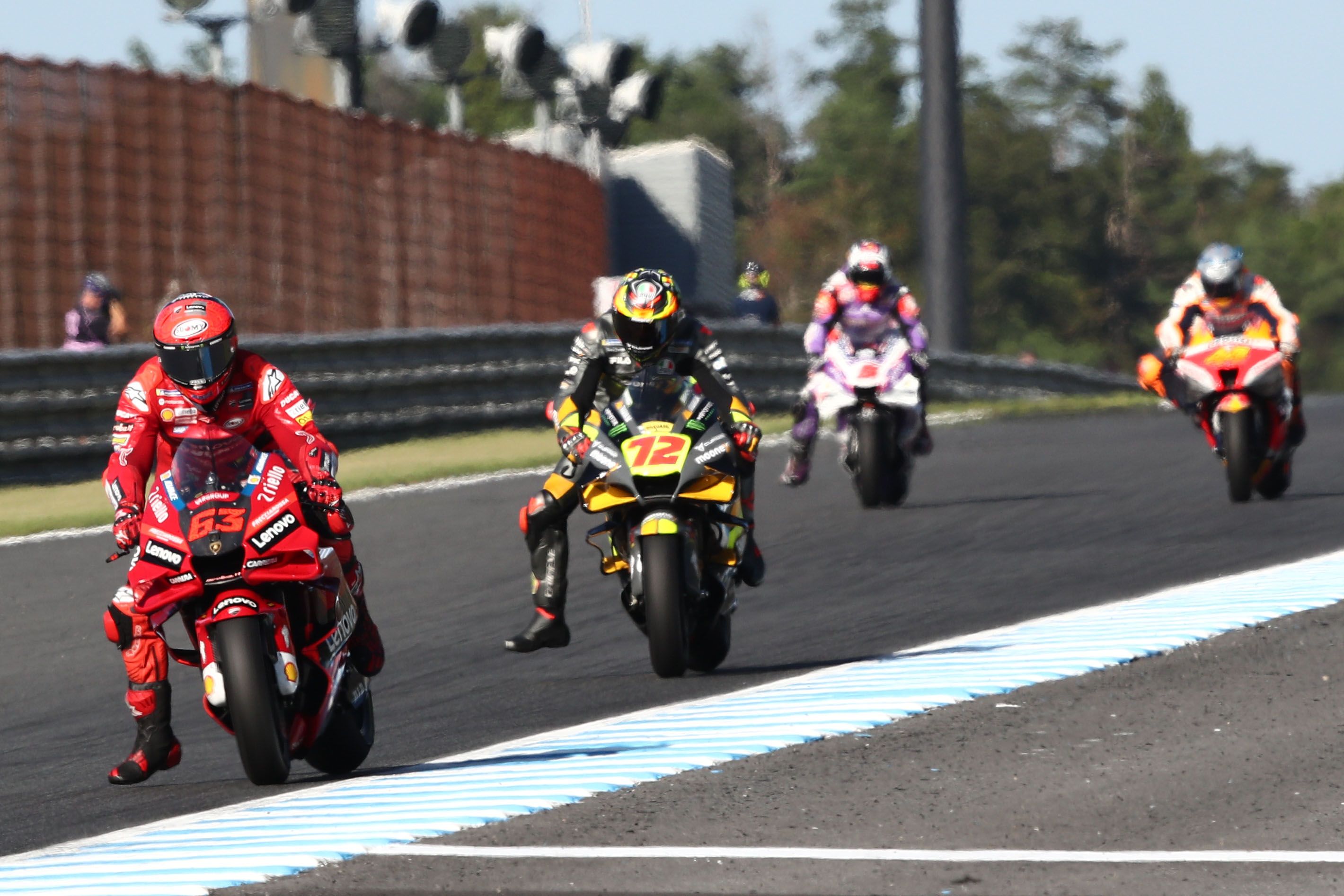 Pecco Bagnaia frena delante de Marco Bezzecchi, MotoGP Japón 2022