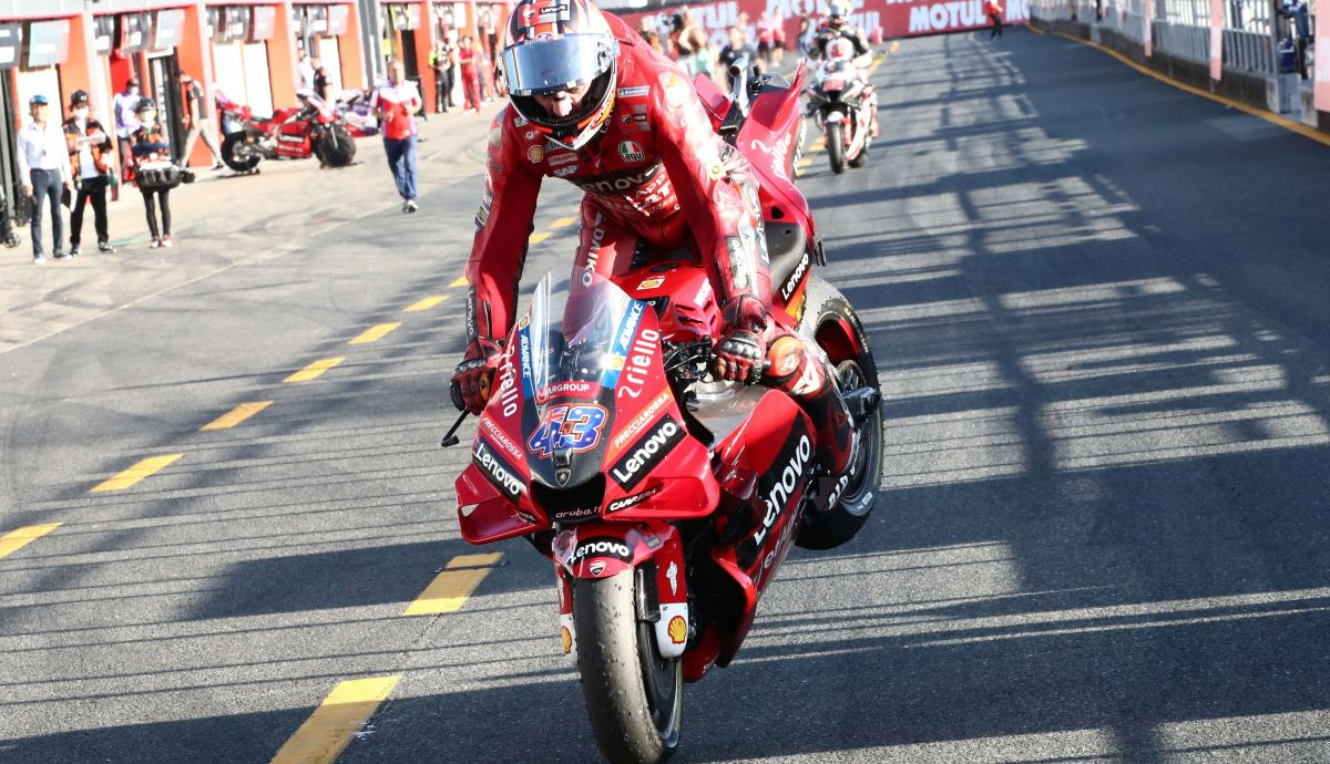 Jack Miller festeja su triunfo en Japón con un invertido Jack Miller festeja su triunfo en Japón con un invertido