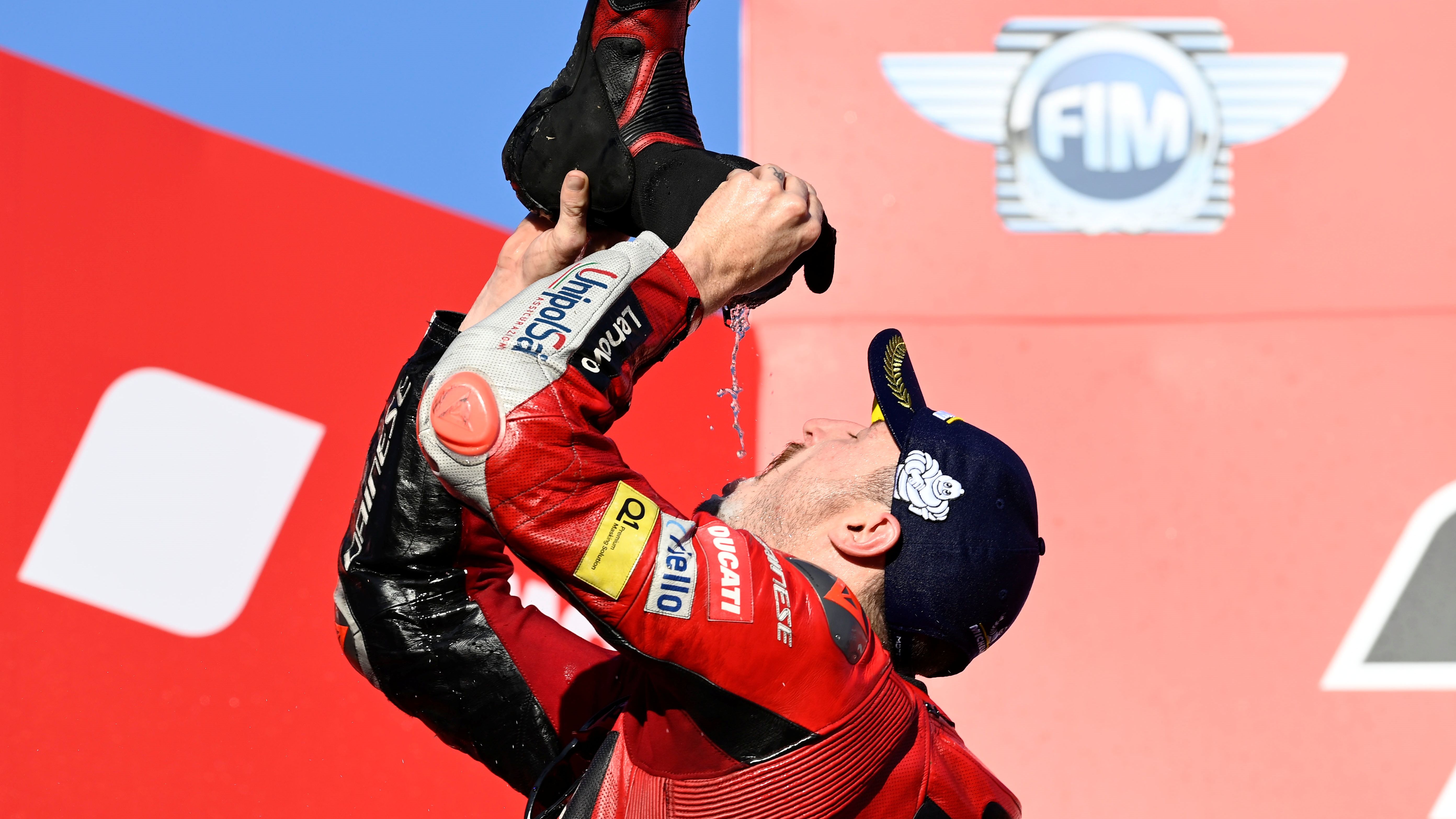Jack Miller celebra su victoria en Motegi con el tradicional shoey