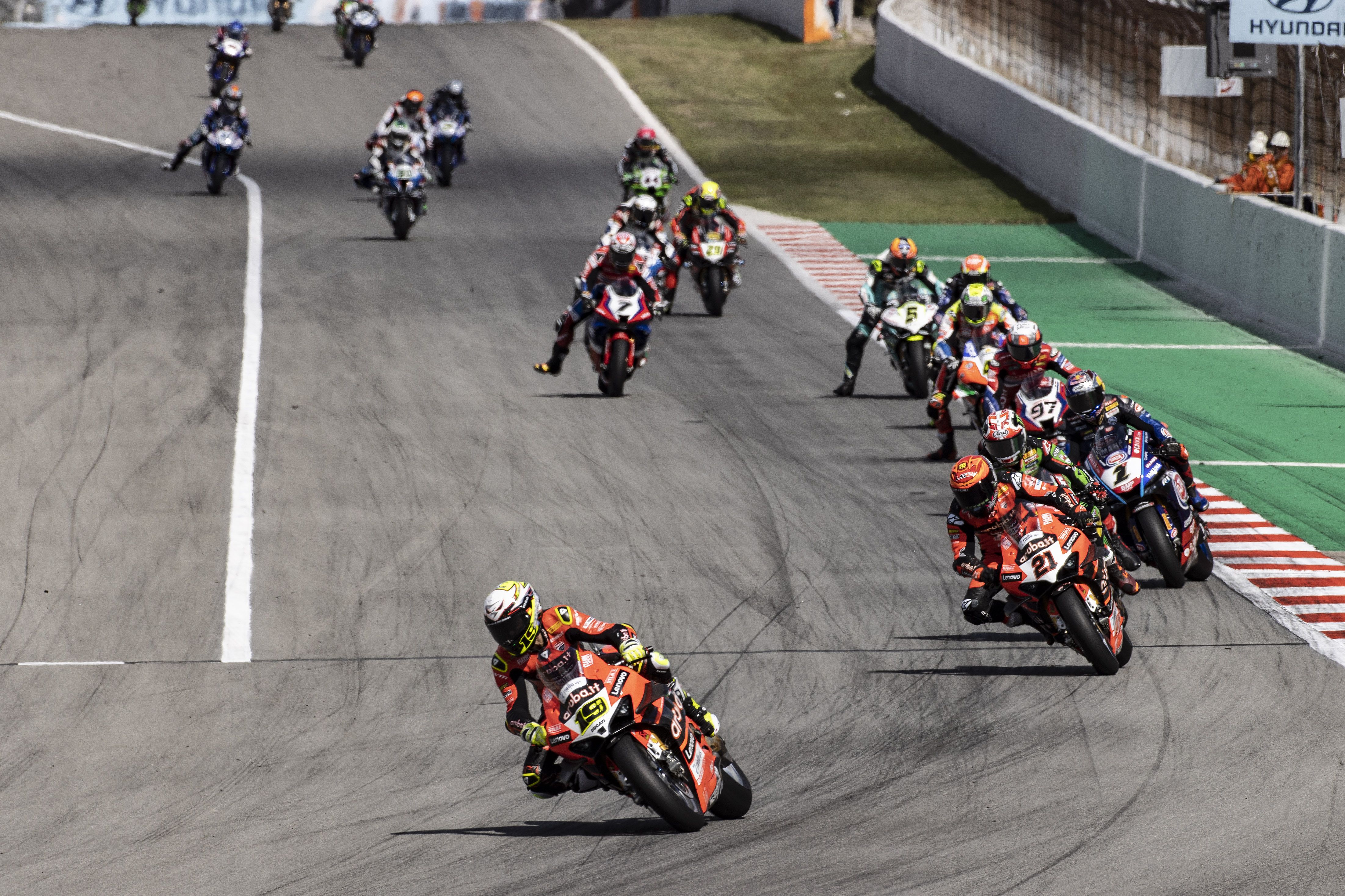 Álvaro Bautista abre hueco sobre Michael Rinaldi, Jonathan Rea y Toprak Razgatlioglu, WSBK Catalunya 2022