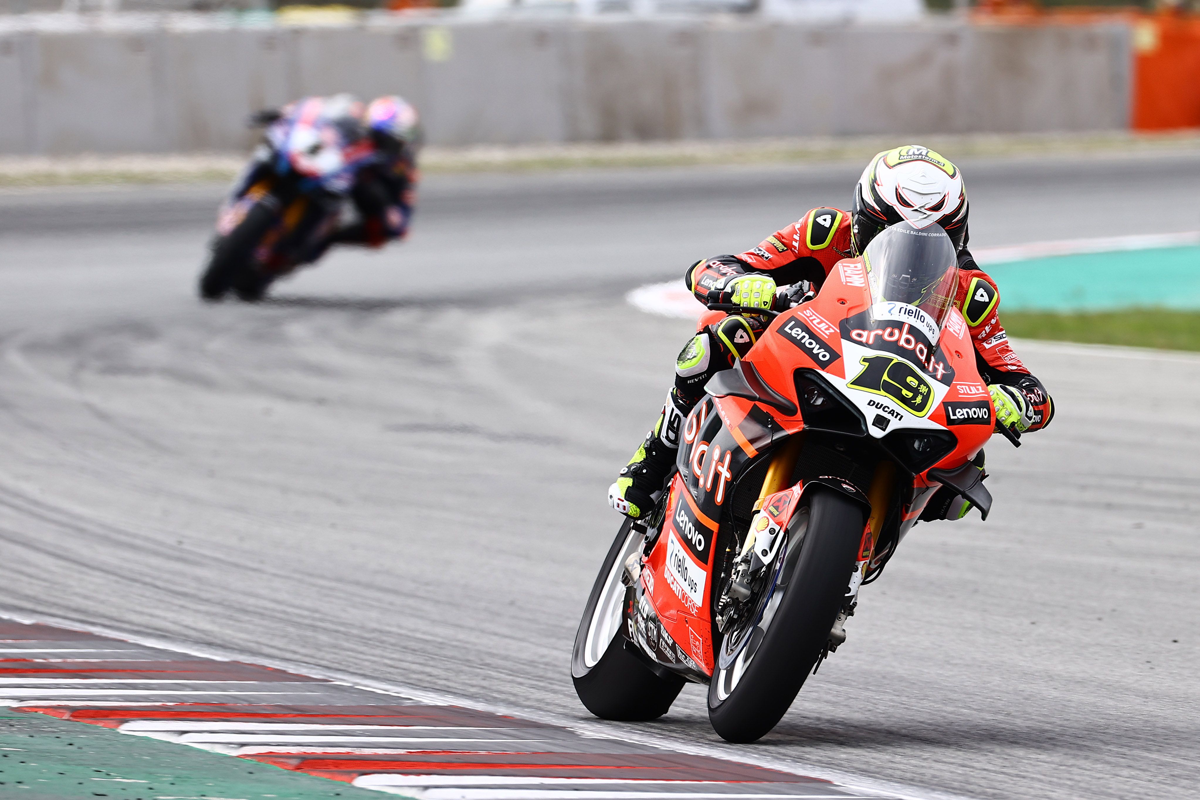 Álvaro Bautista con Toprak Razgatlioglu al fondo, WSBK Catalunya 2022