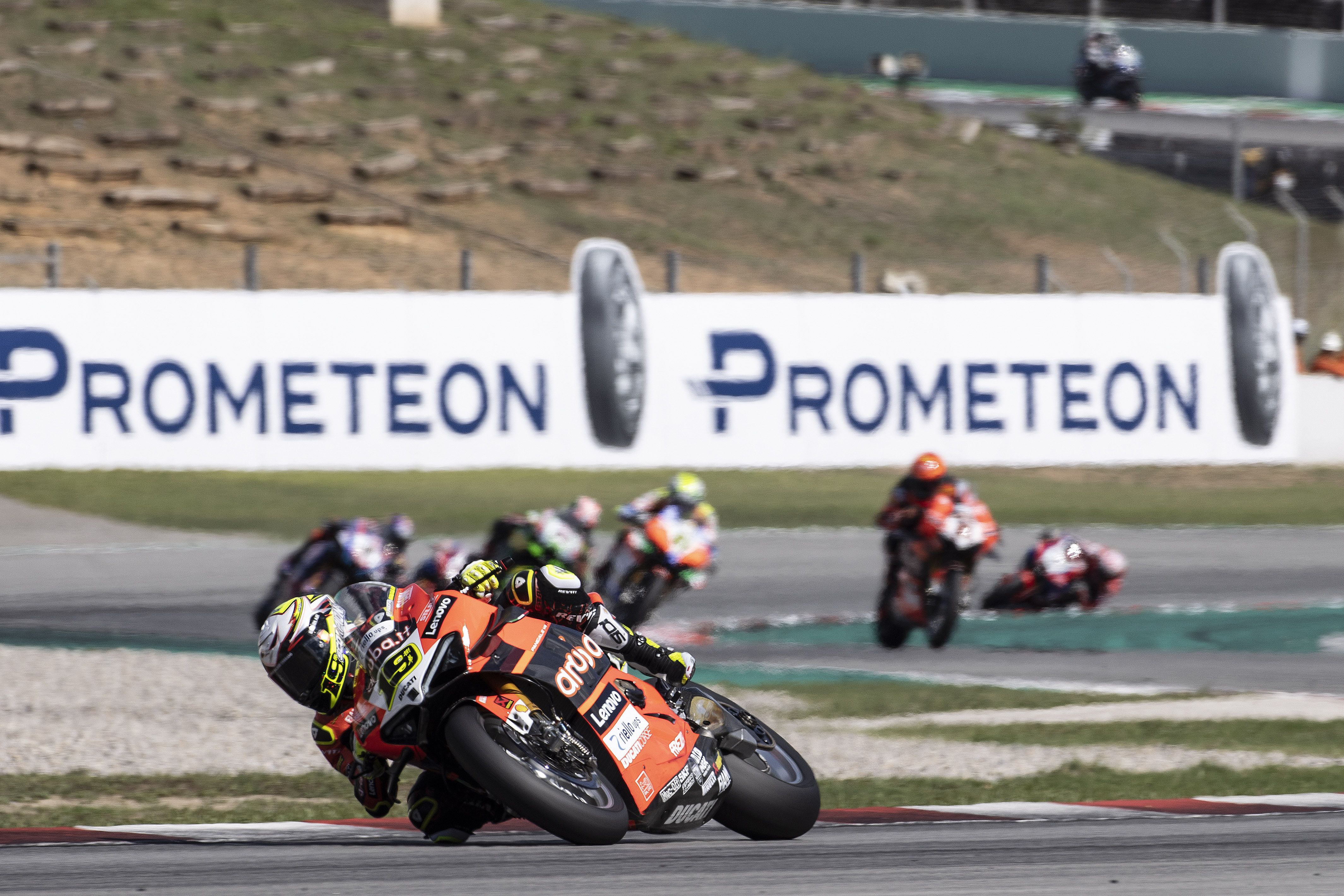 Álvaro Bautista lidera en solitario con los perseguidores al fondo, WSBK Catalunya 2022
