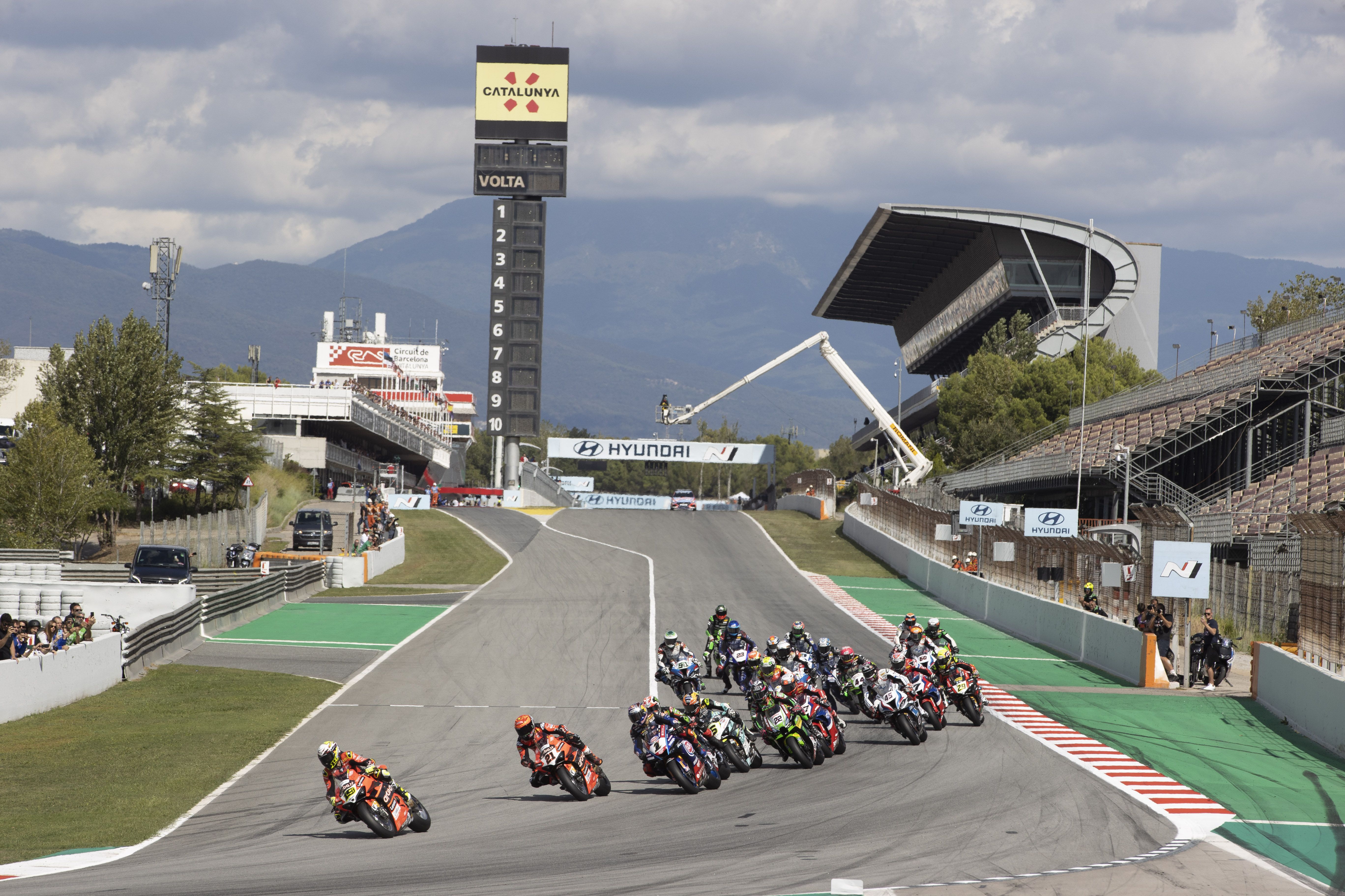 Álvaro Bautista se escapa en la salida de Michael Rinaldi y Toprak Razgatlioglu, WSBK Catalunya 2022