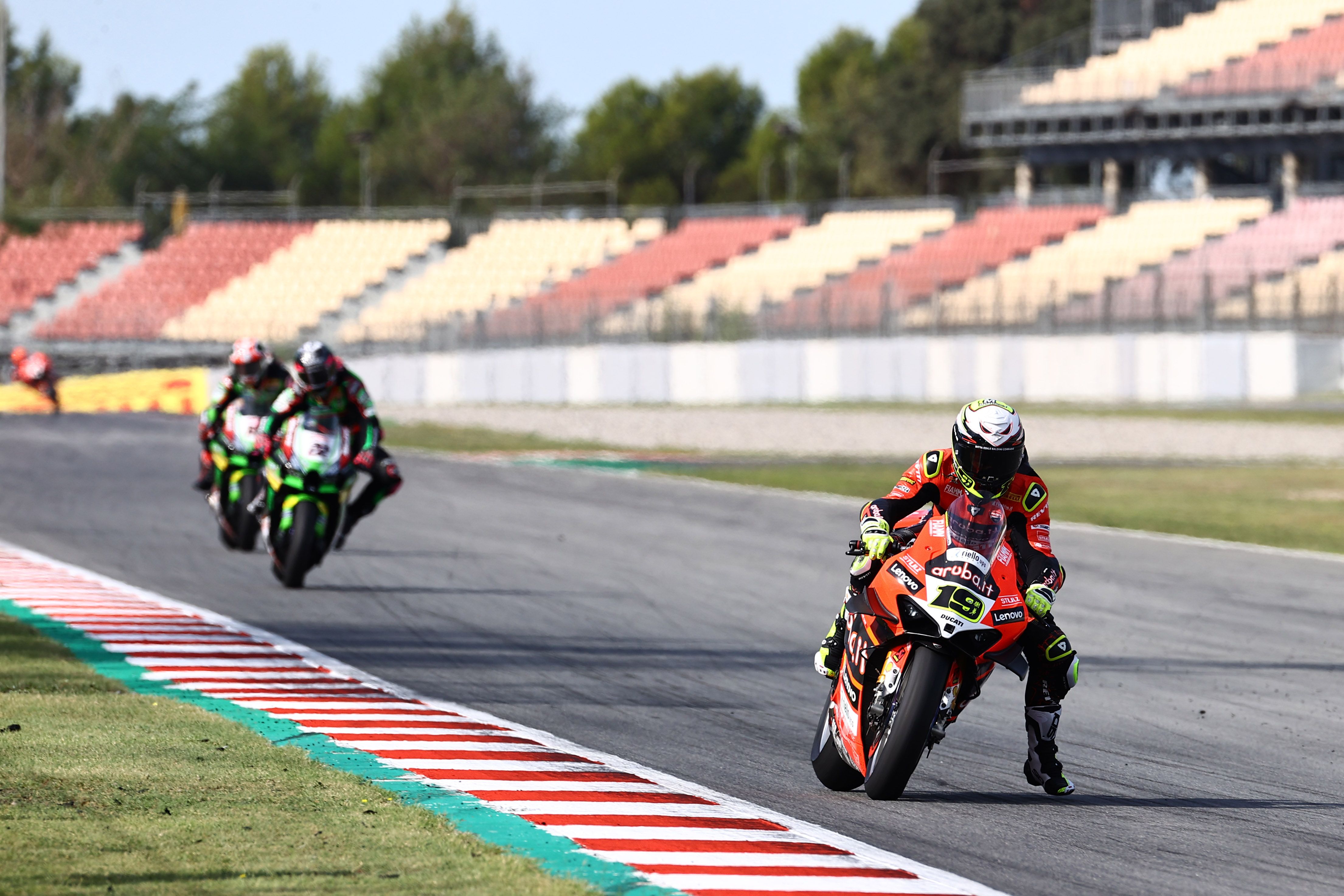 Álvaro Bautista se va de Alex Lowes y Jonathan Rea, WSBK Catalunya 2022