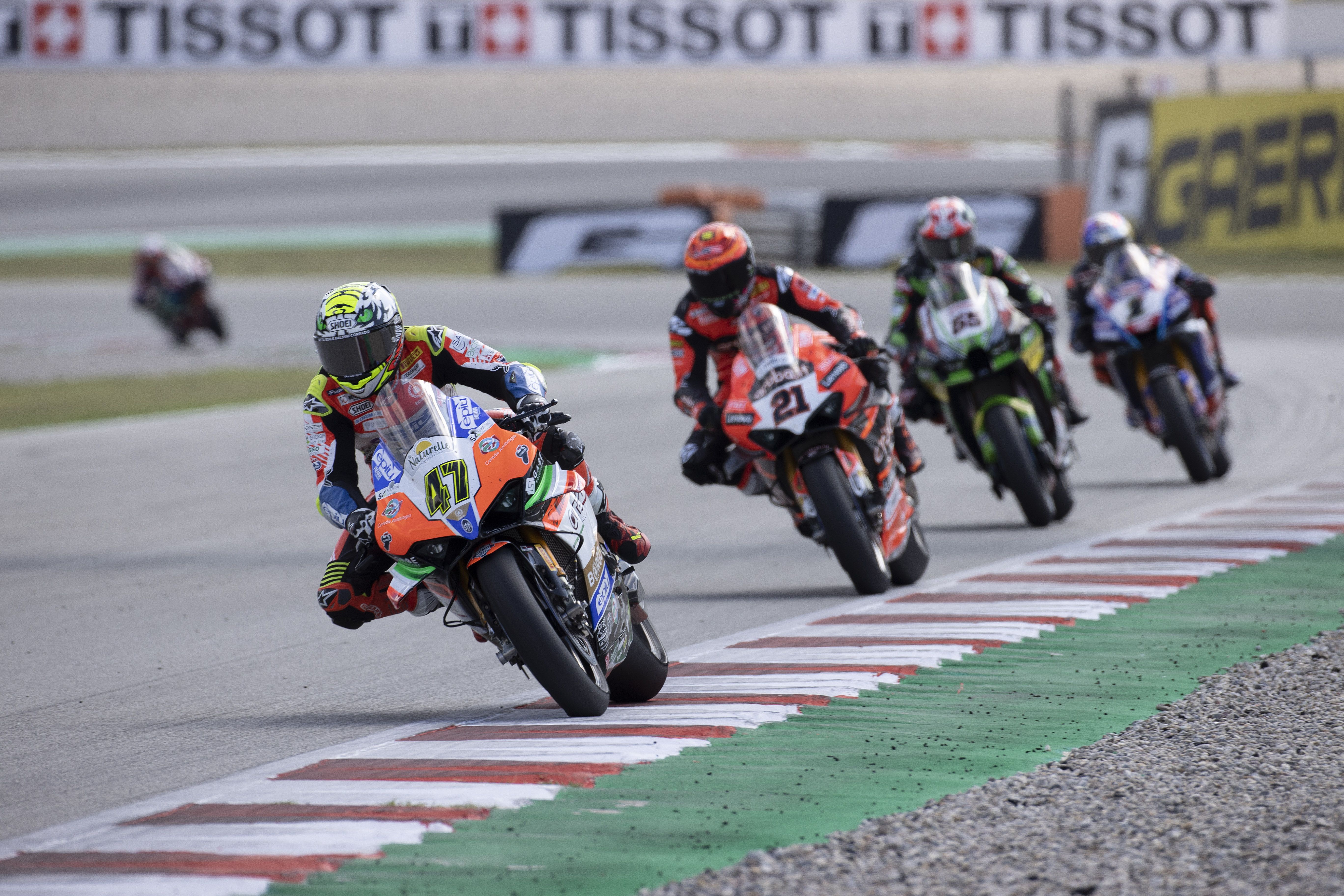 Axel Bassani seguido por Michael Rinaldi, Jonathan Rea y Toprak Razgatlioglu, WSBK Catalunya 2022