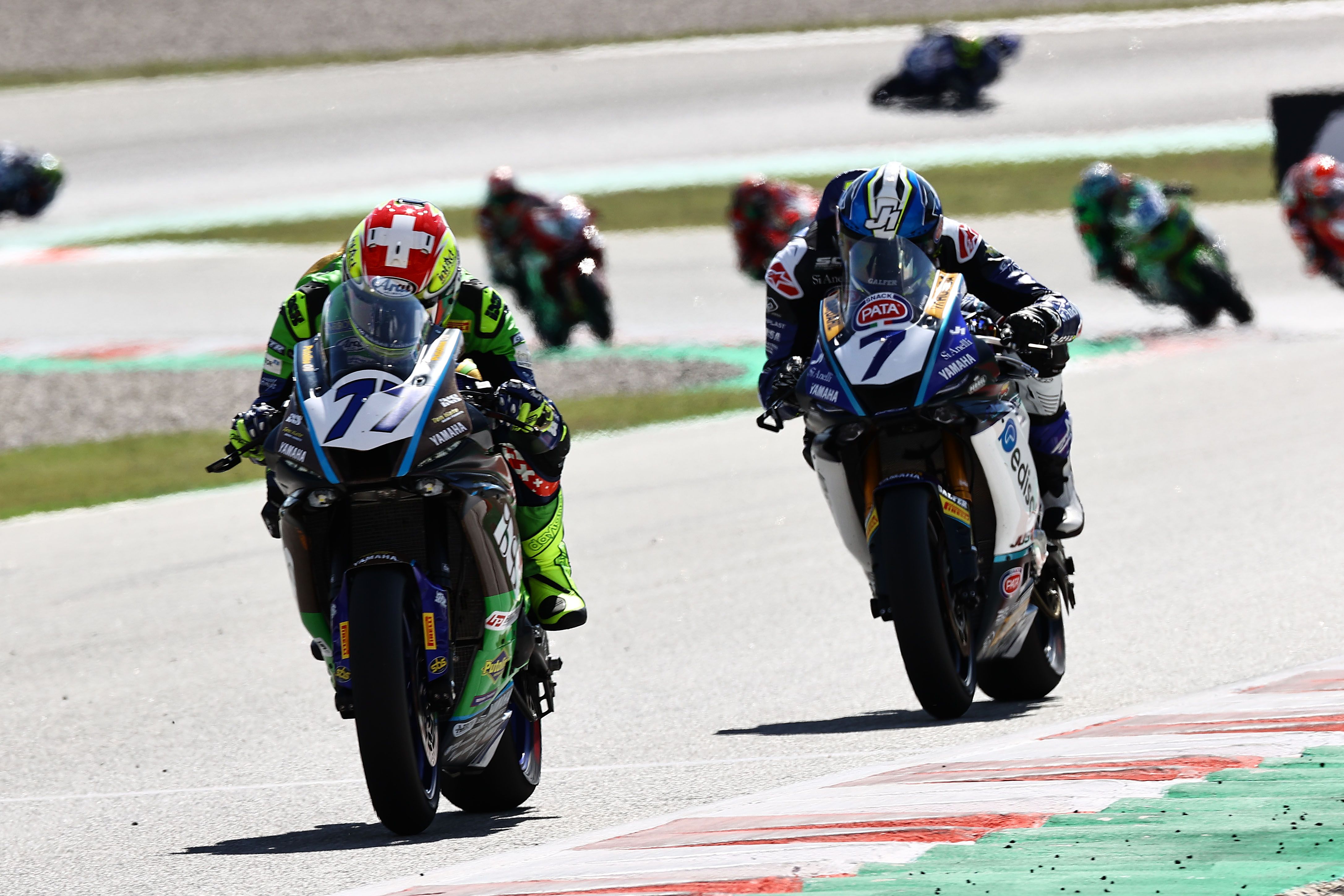 Dominique Aegerter delante de Lorenzo Baldassarri, WSS Catalunya 2022
