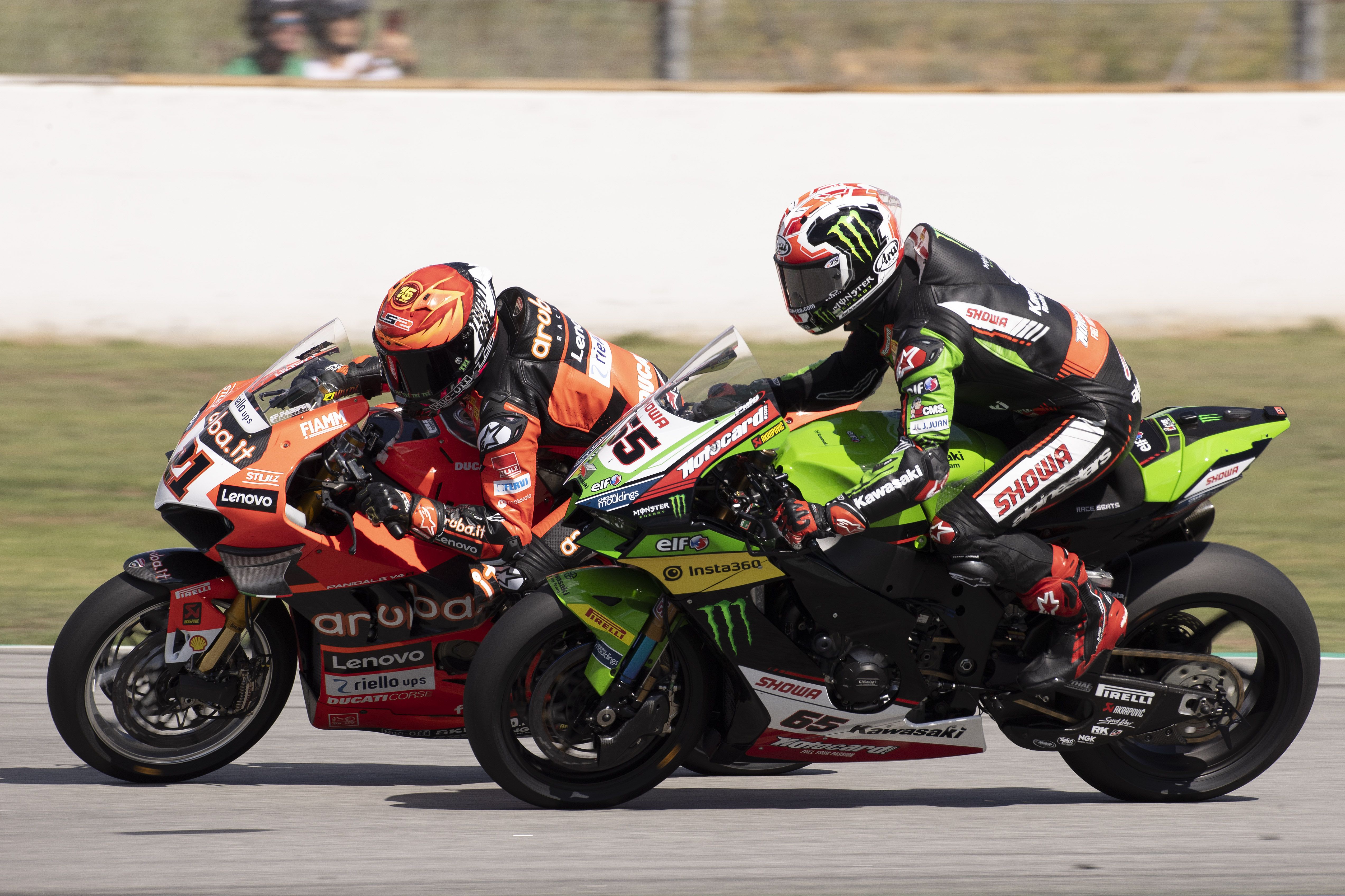 Jonathan Rea busca el interior ante Michael Rinaldi, WSBK Catalunya 2022