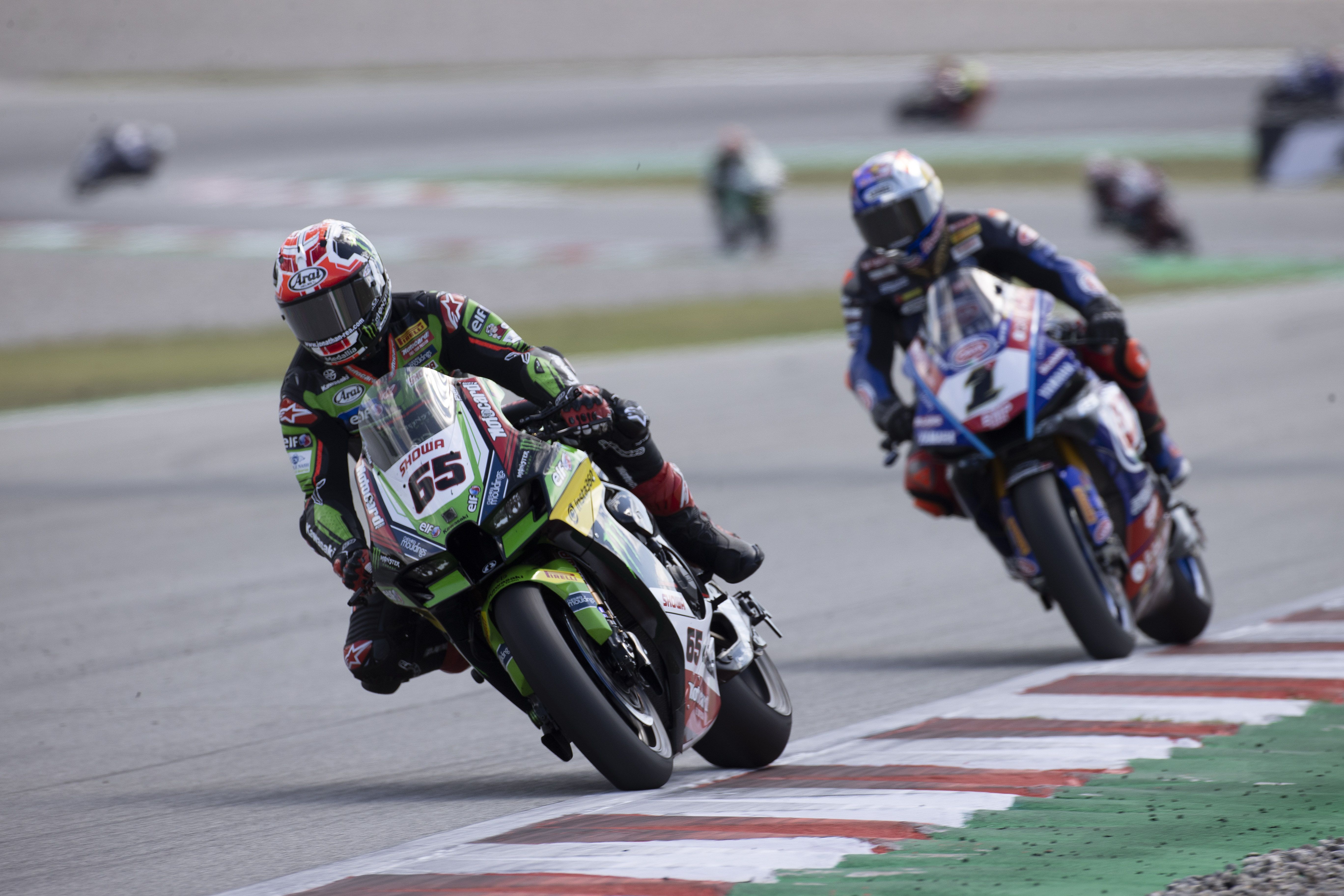 Jonathan Rea delante de Toprak Razgatlioglu, WSBK Catalunya 2022