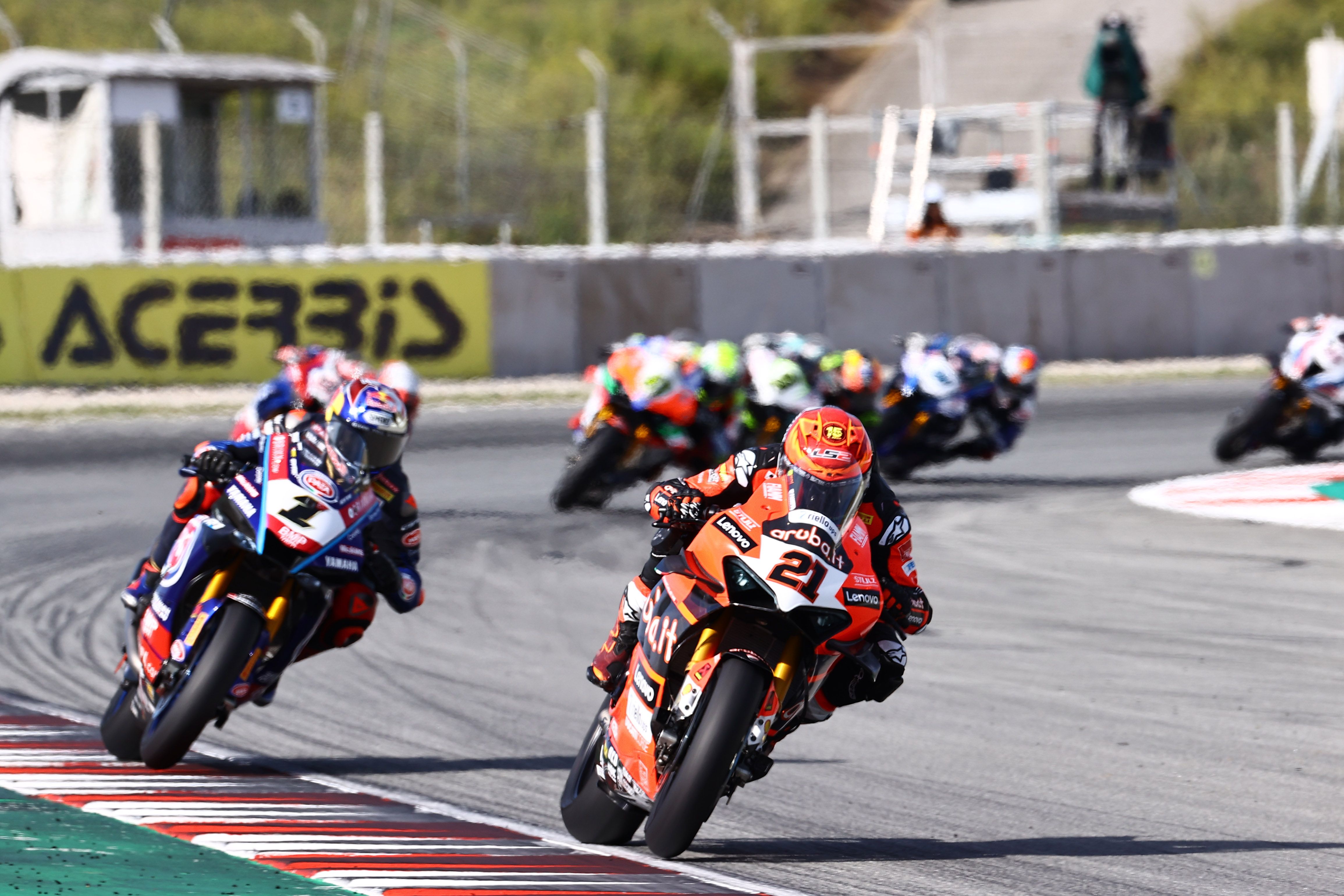 Michael Rinaldi contiene a Toprak Razgatlioglu, WSBK Catalunya 2022