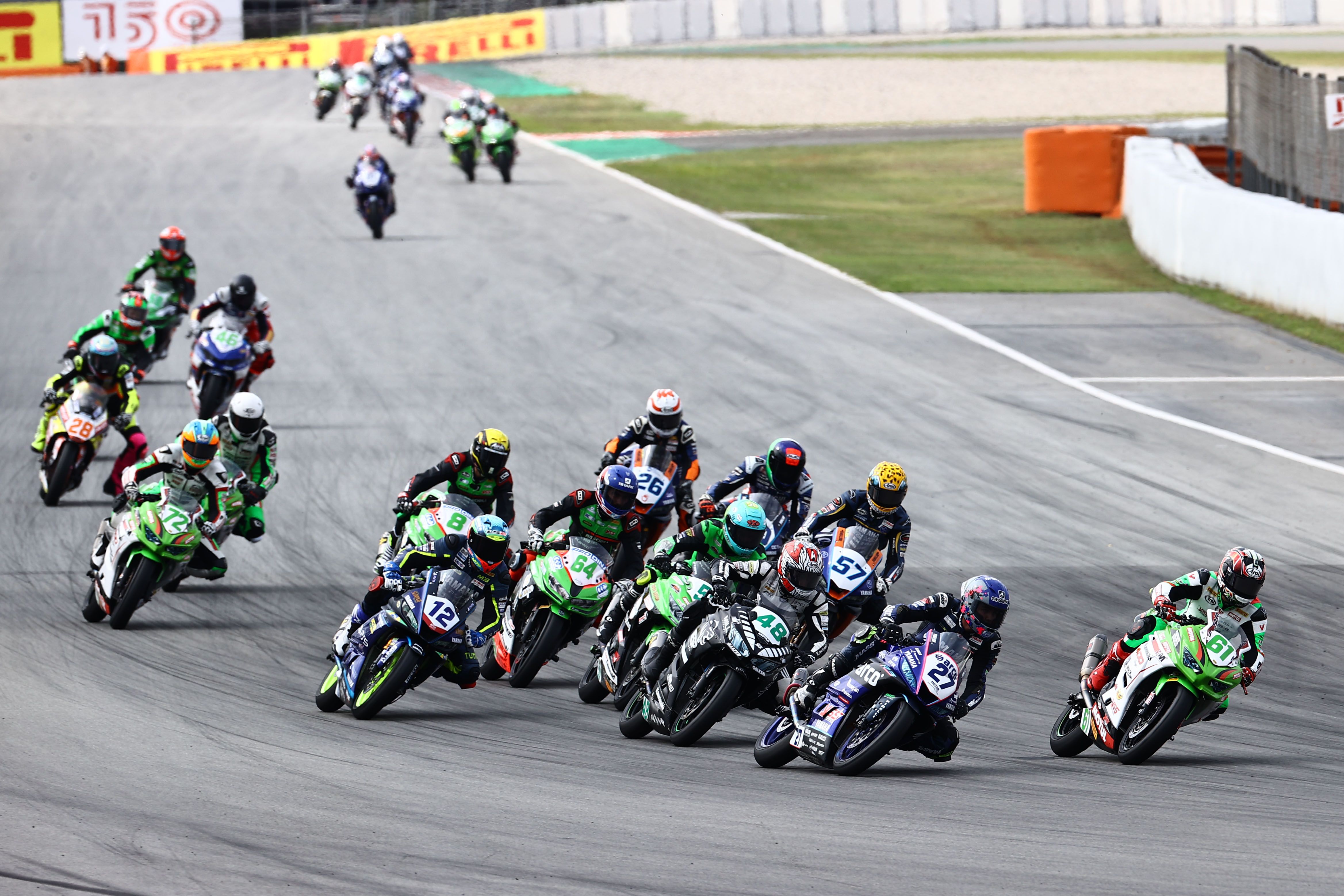 Yuta Okaya busca el interior ante Álvaro Díaz, SSP300 Catalunya 2022