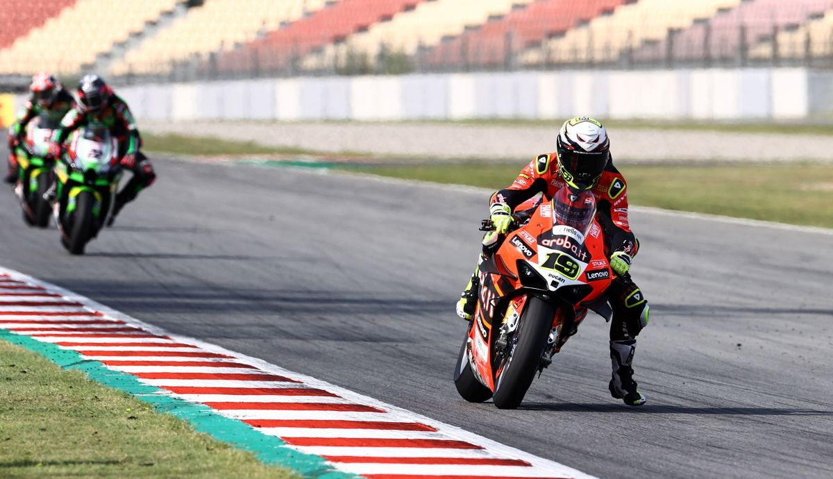 Álvaro Bautista se va de Alex Lowes y Jonathan Rea, WSBK Catalunya 2022 Álvaro Bautista se va de Alex Lowes y Jonathan Rea, WSBK Catalunya 2022