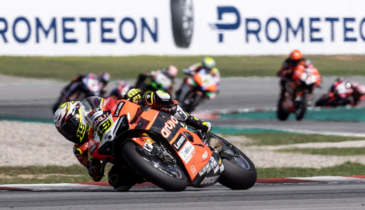 Álvaro Bautista lidera en solitario con los perseguidores al fondo, WSBK Catalunya 2022 Álvaro Bautista lidera en solitario con los perseguidores al fondo, WSBK Catalunya 2022