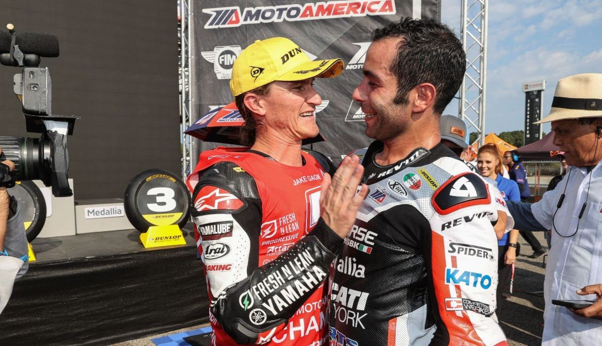 Jake Gagne felicitado por Danilo Petrucci tras conquistar el MotoAmerica Superbike 2022