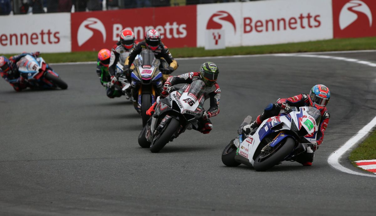 Glenn Irwin lidera delante de Tommy Bridewell y Bradley Ray Glenn Irwin lidera delante de Tommy Bridewell y Bradley Ray
