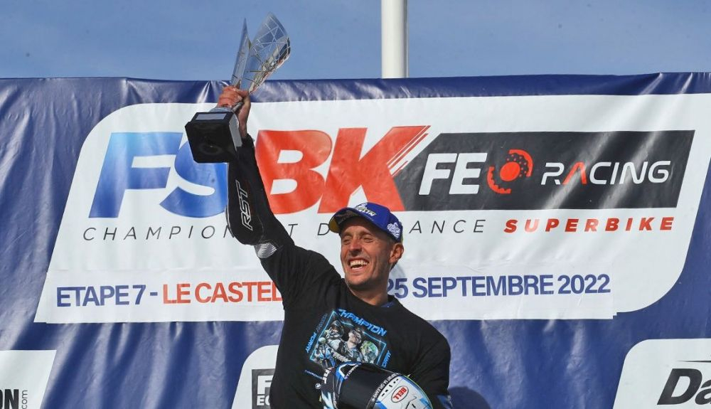 Kenny Foray celebra su título de campeón del FSBK 2022 Kenny Foray celebra su título de campeón del FSBK 2022