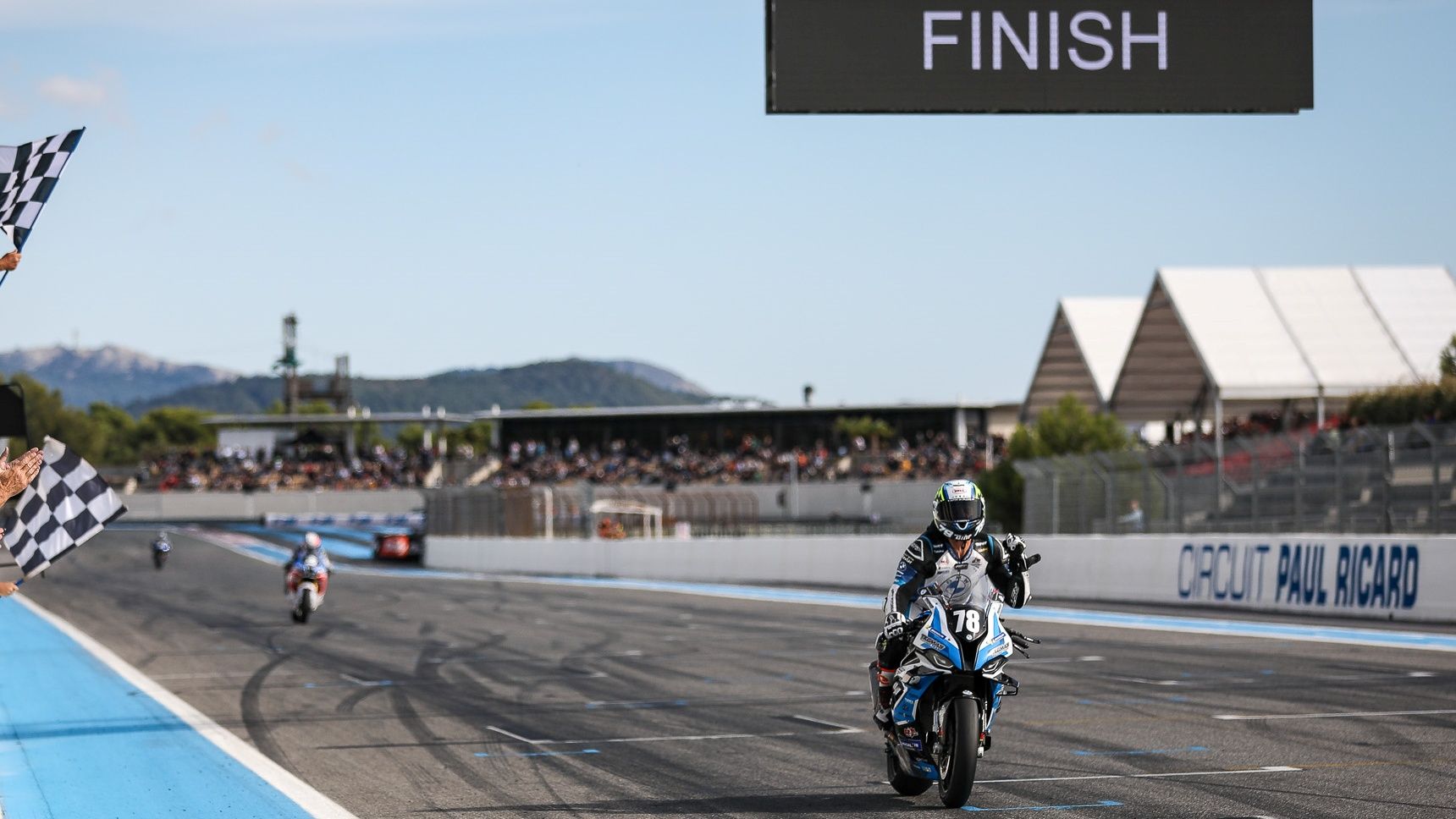 Kenny Foray cruza la meta como ganador para proclamarse campeon del FSBK 2022