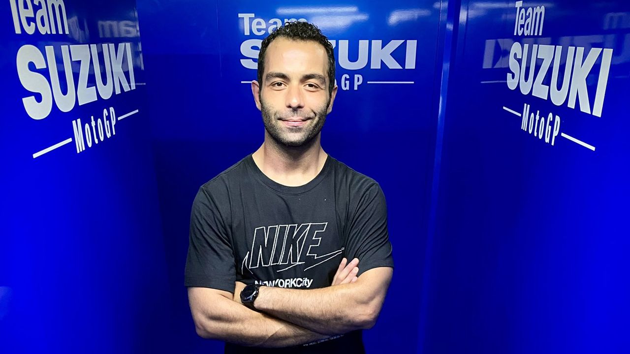 Danilo Petrucci en el box del Team Suzuki Estar (@suzukimotogp)