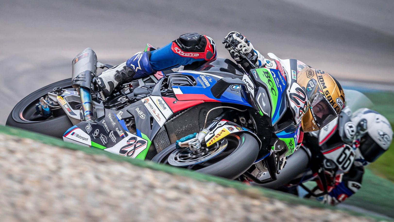 Florian Alt supera a Markus Reiterberger por el interior