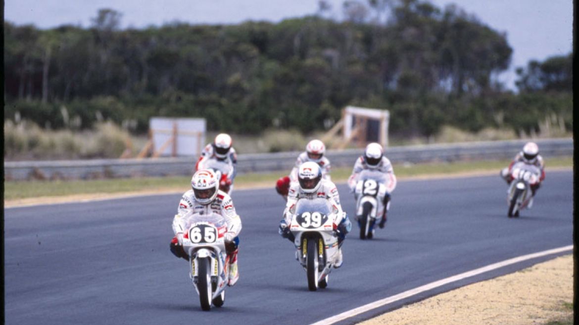 Loris Capirossi (65) intenta escapar mientras Hans Spaan (2) está rodeado de italianos